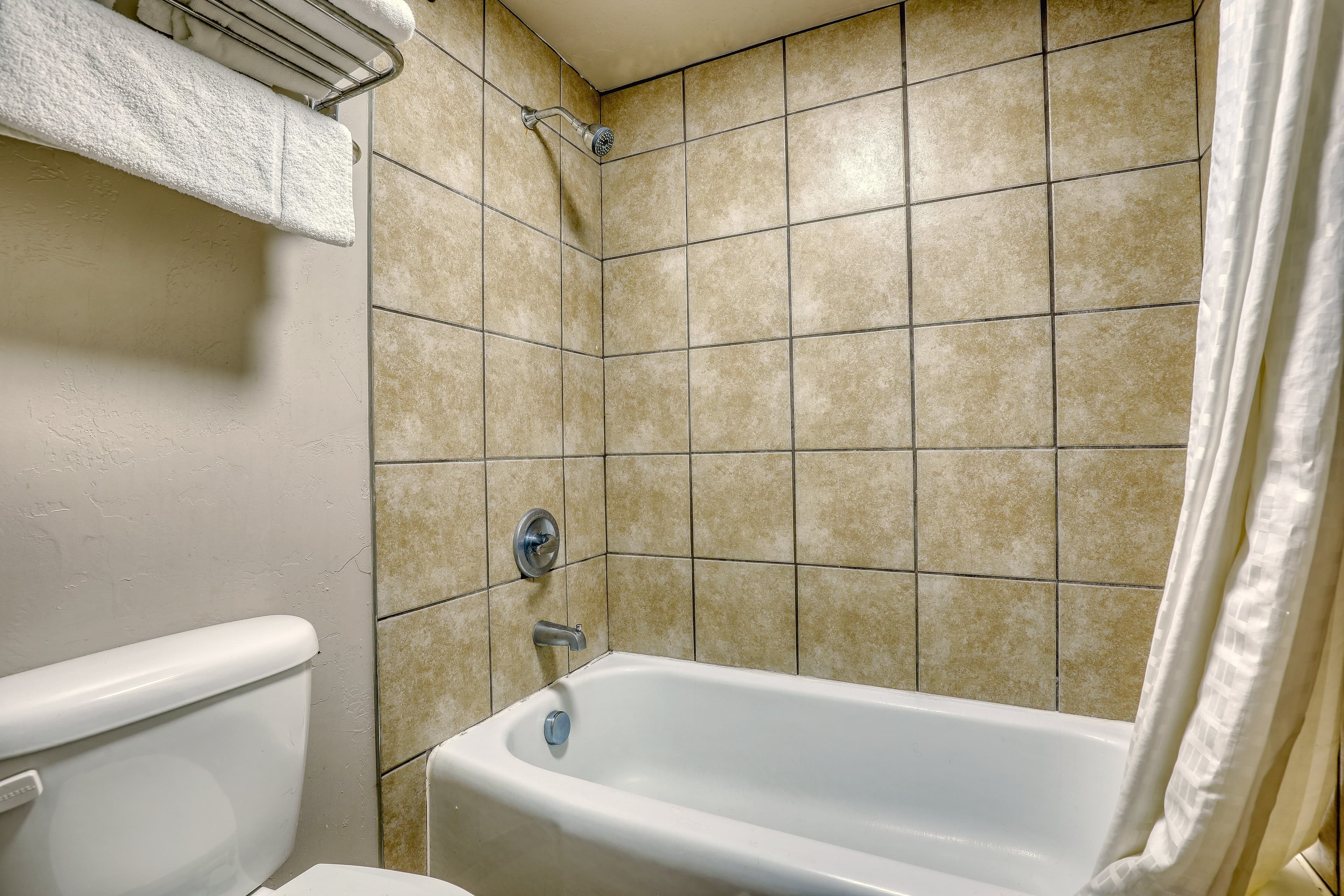 Econo Lodge Neenah — 36