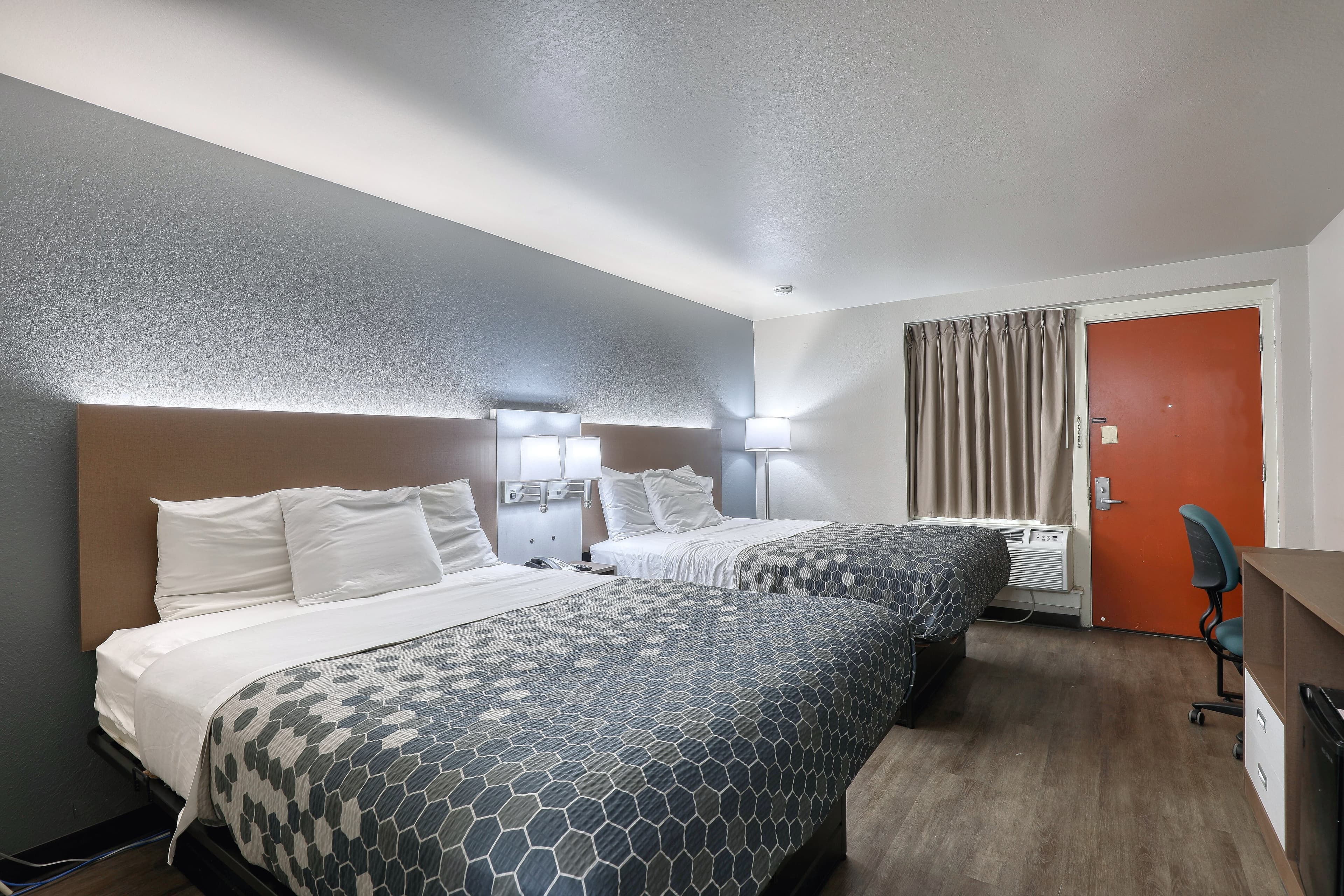 Econo Lodge Neenah — 55