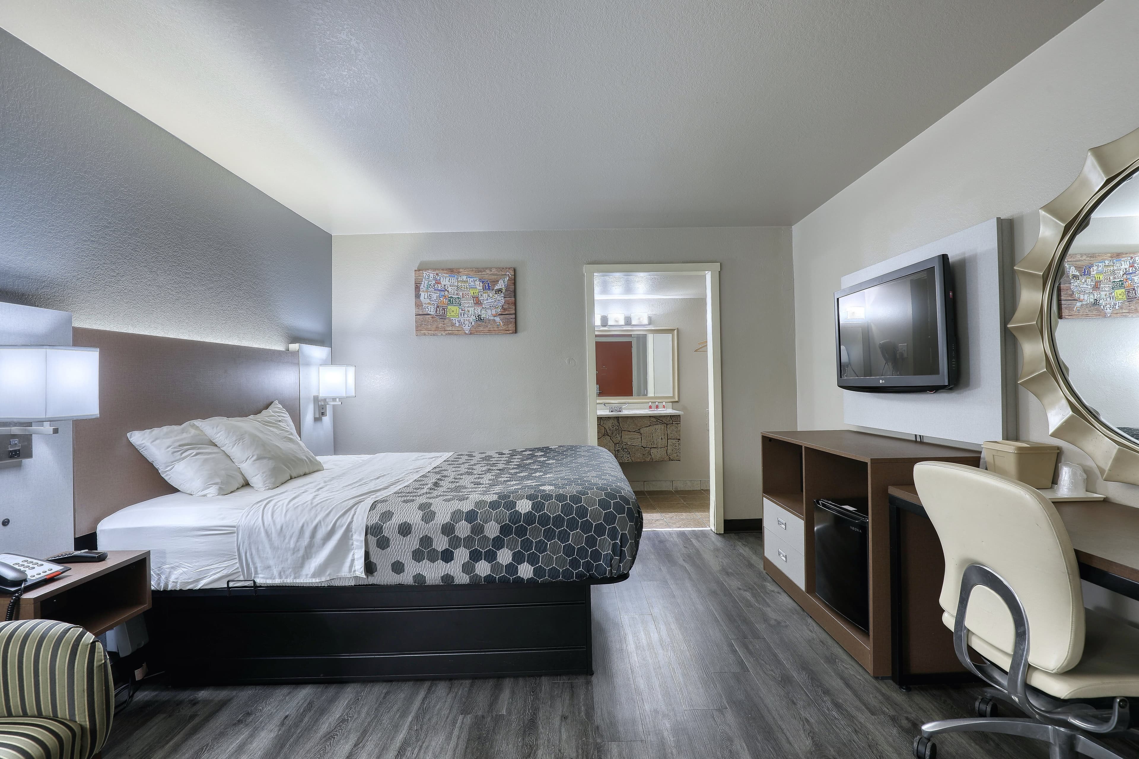 Econo Lodge Neenah — 13