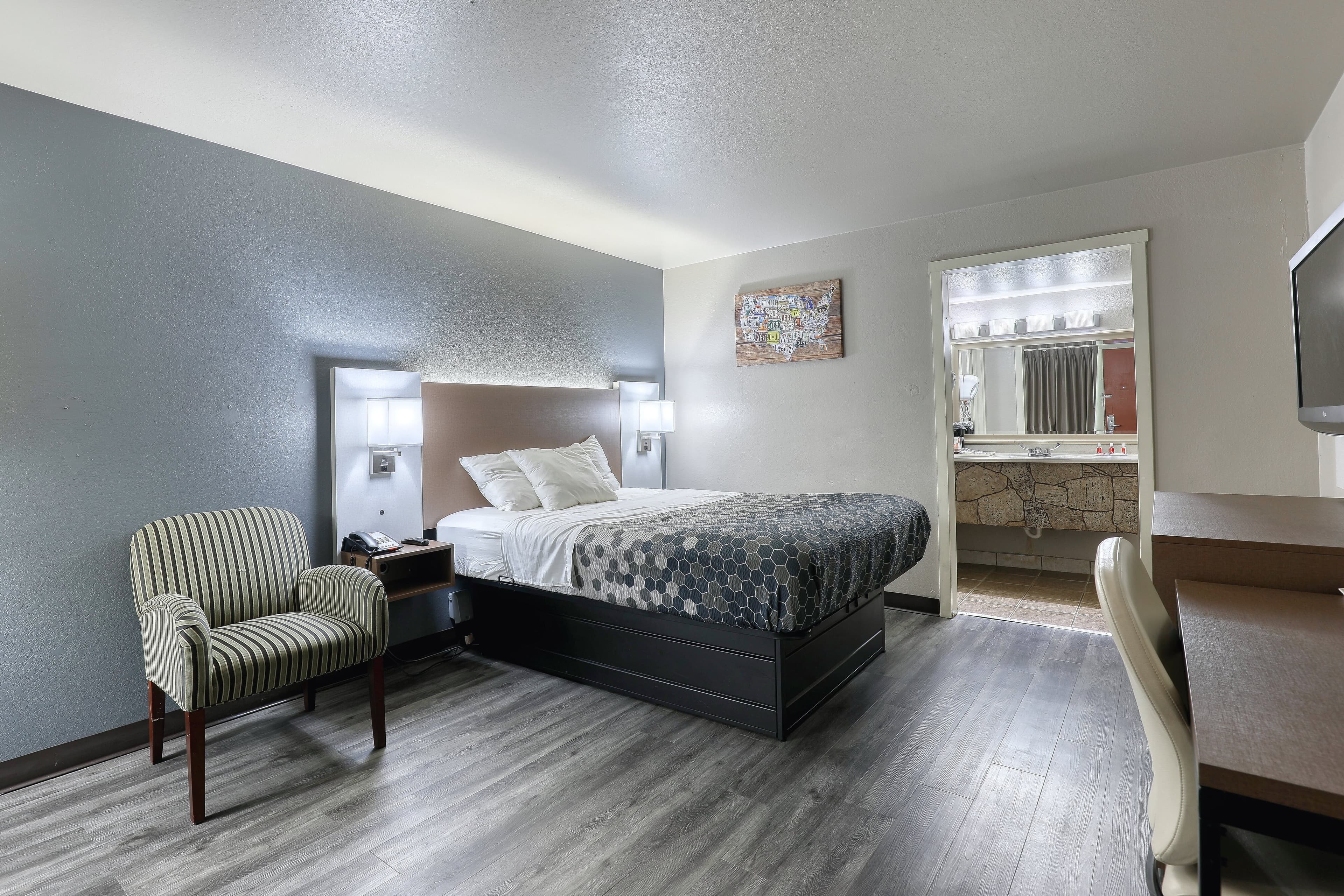 Econo Lodge Neenah — 15