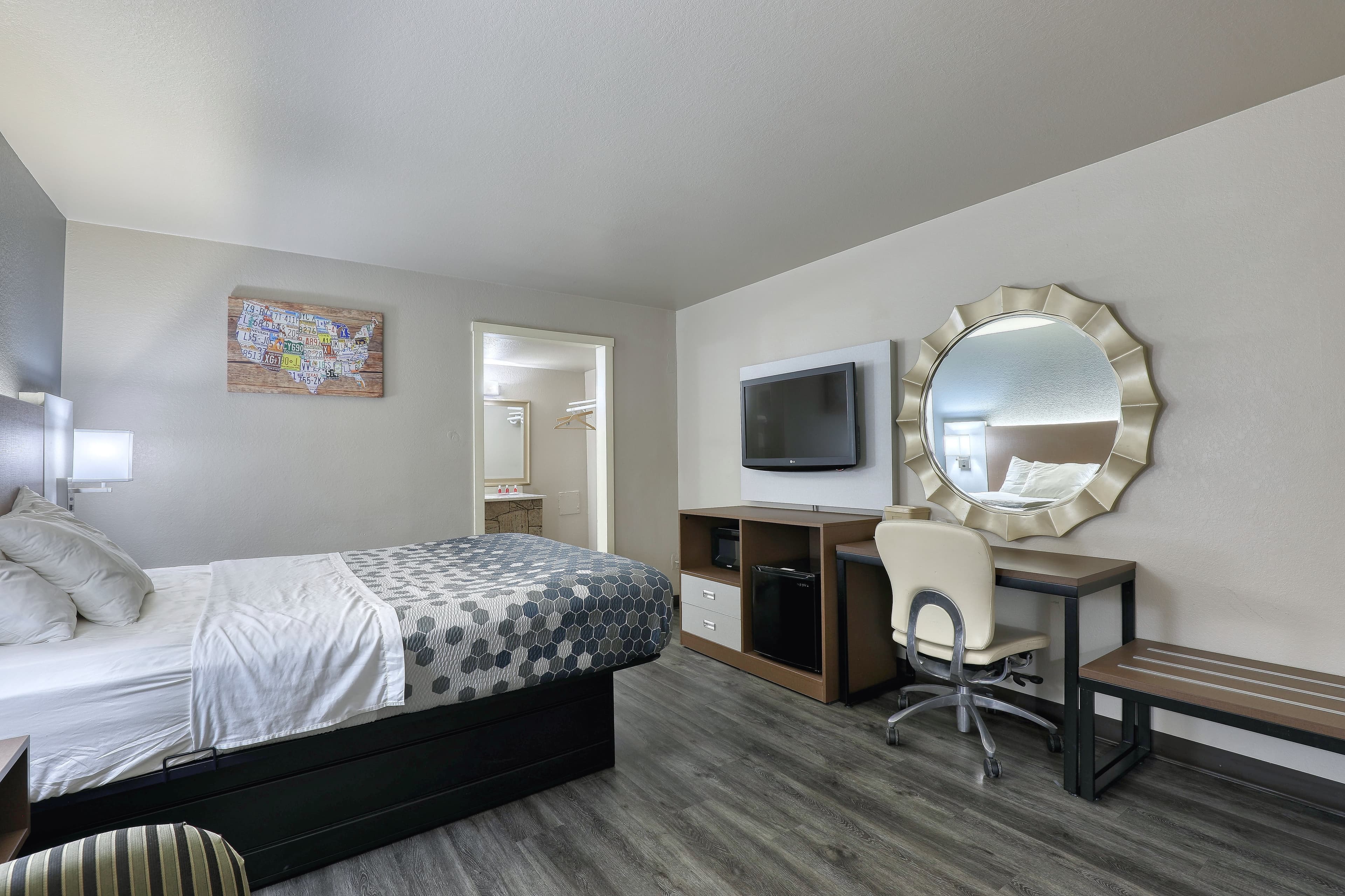 Econo Lodge Neenah — 20