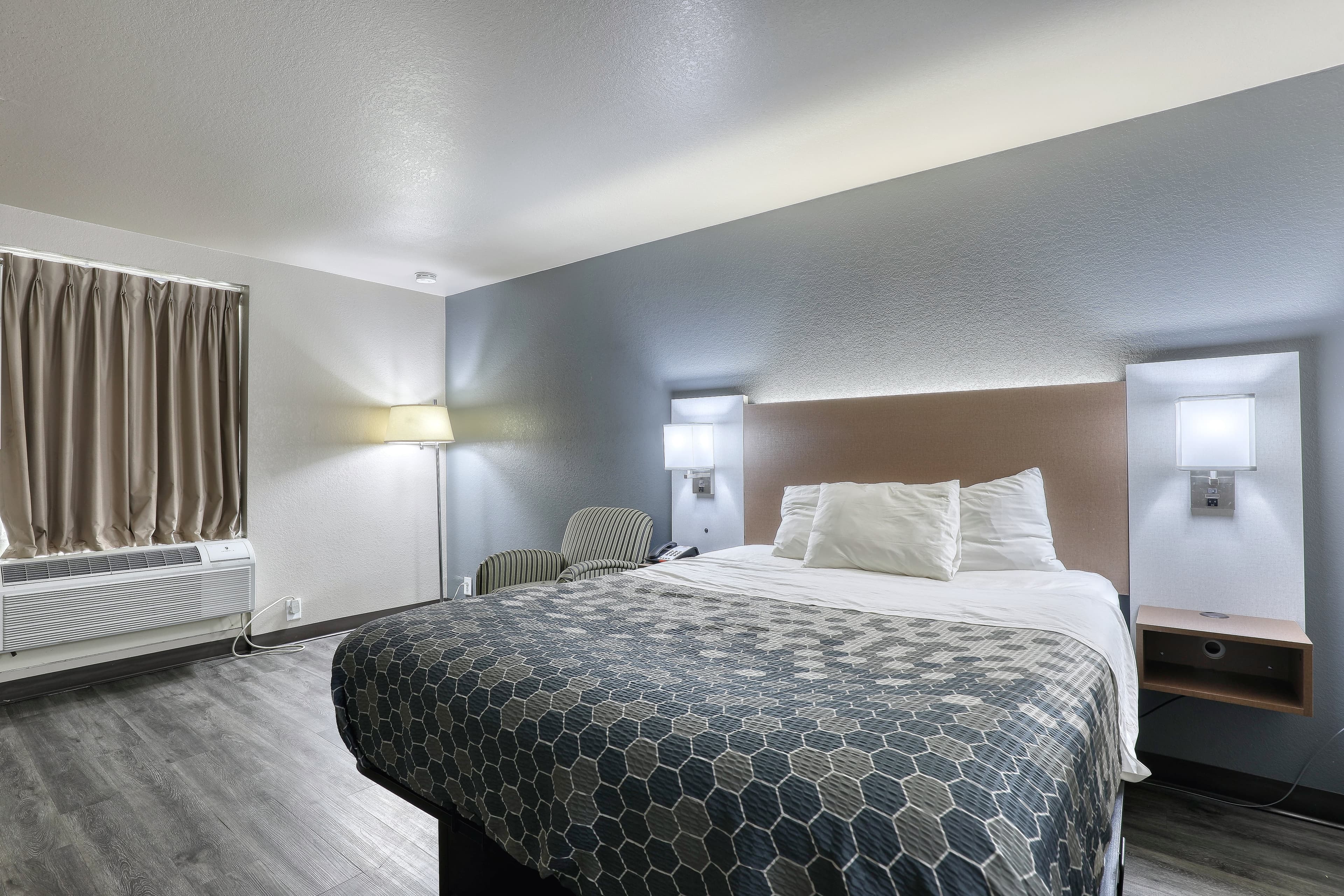 Econo Lodge Neenah — 21