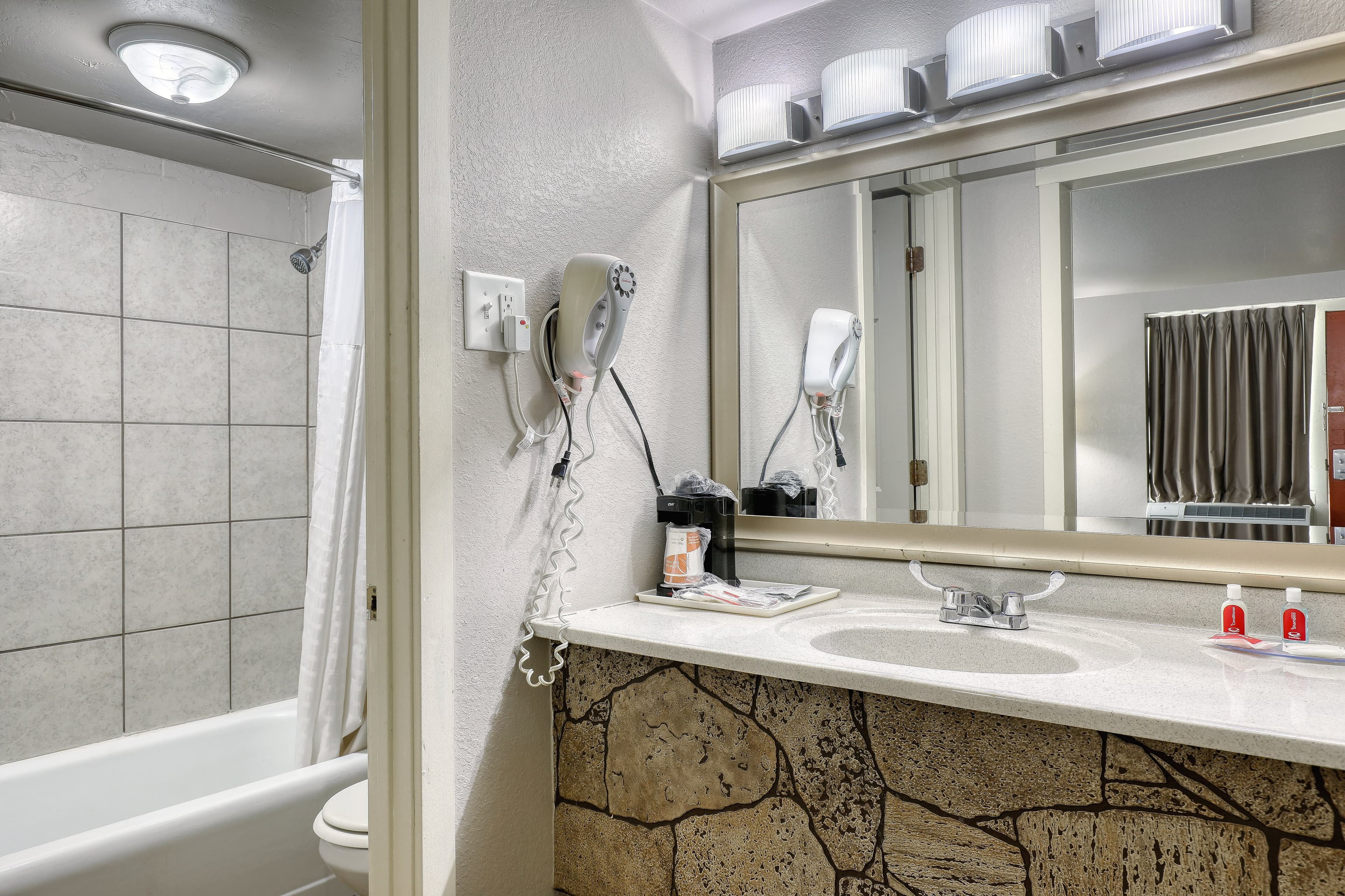 Econo Lodge Neenah — 47
