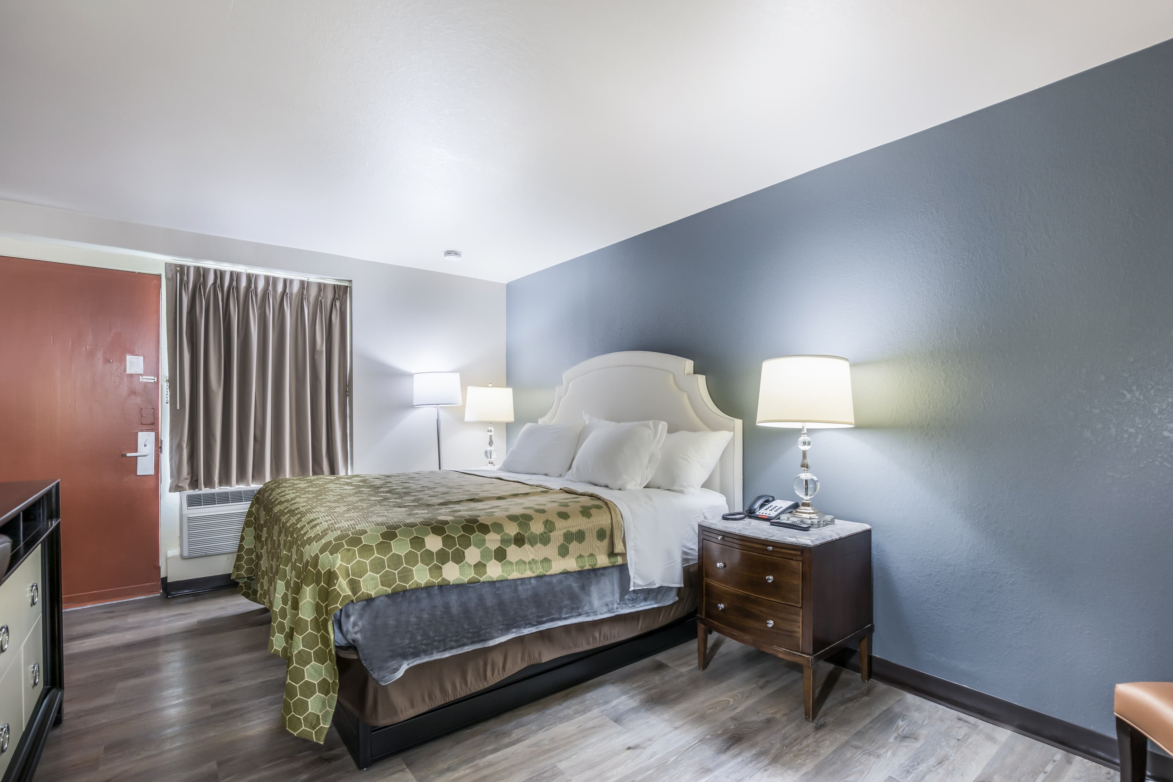Econo Lodge Neenah — 30