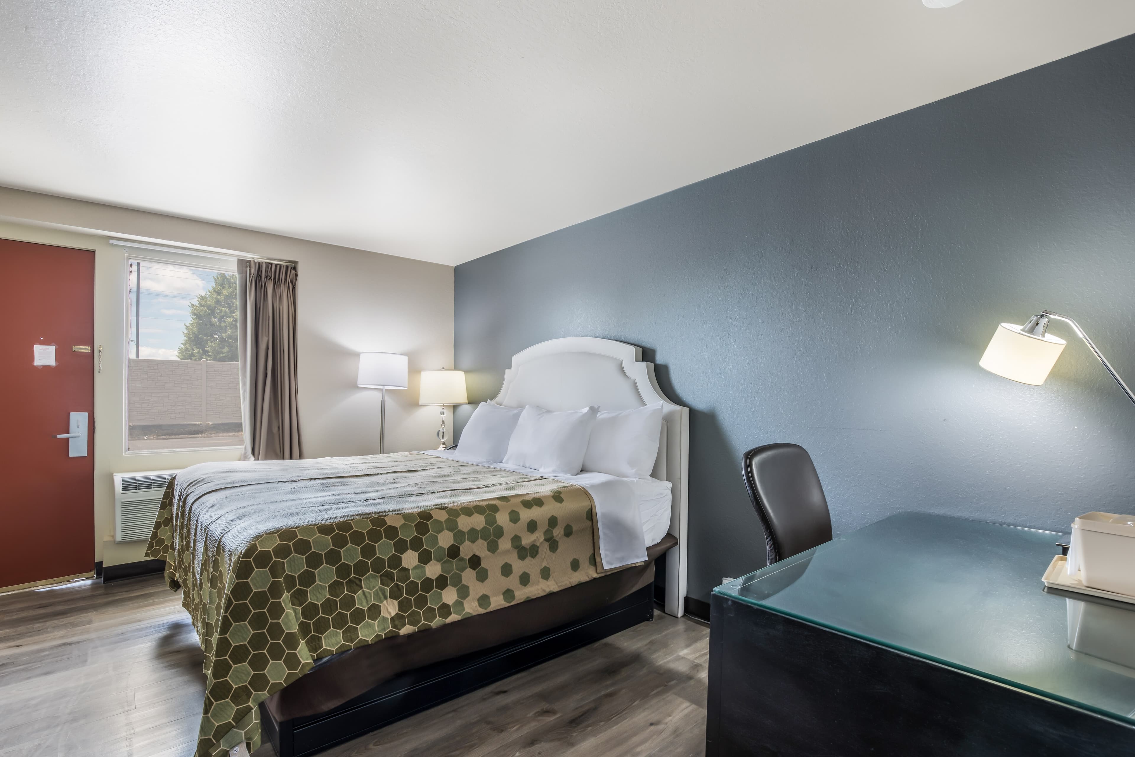 Econo Lodge Neenah - Image 3