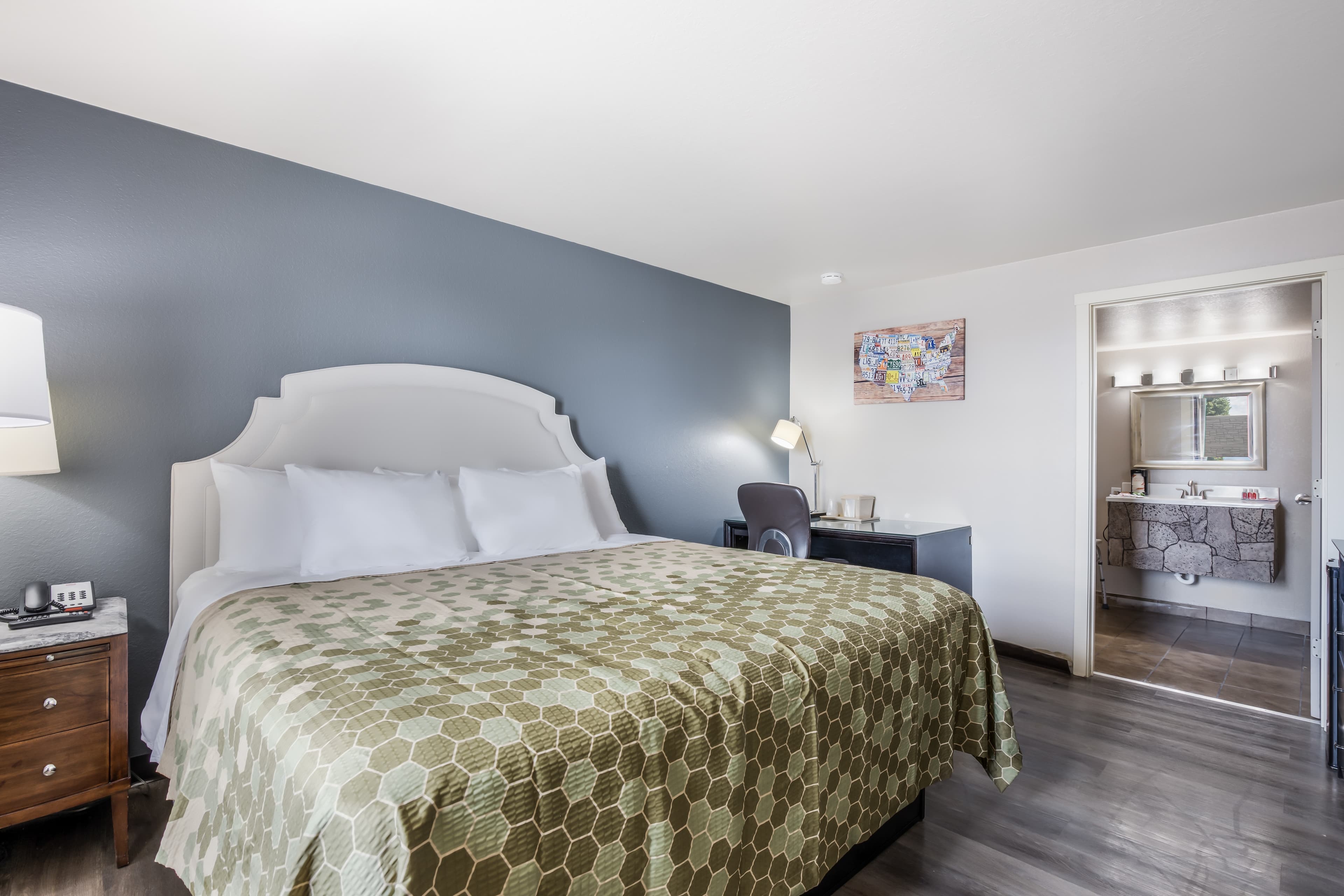 Econo Lodge Neenah — 17