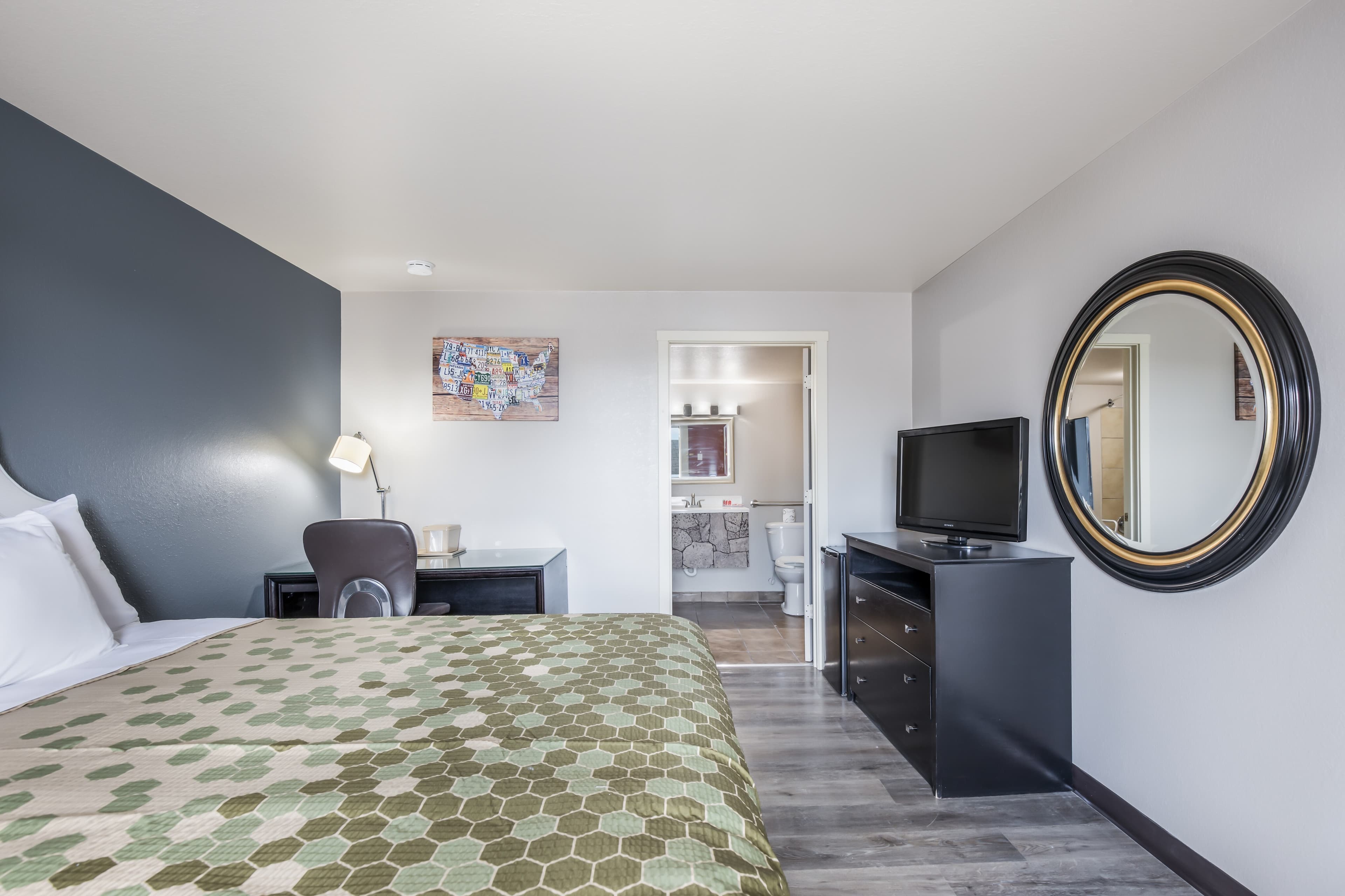 Econo Lodge Neenah — 18