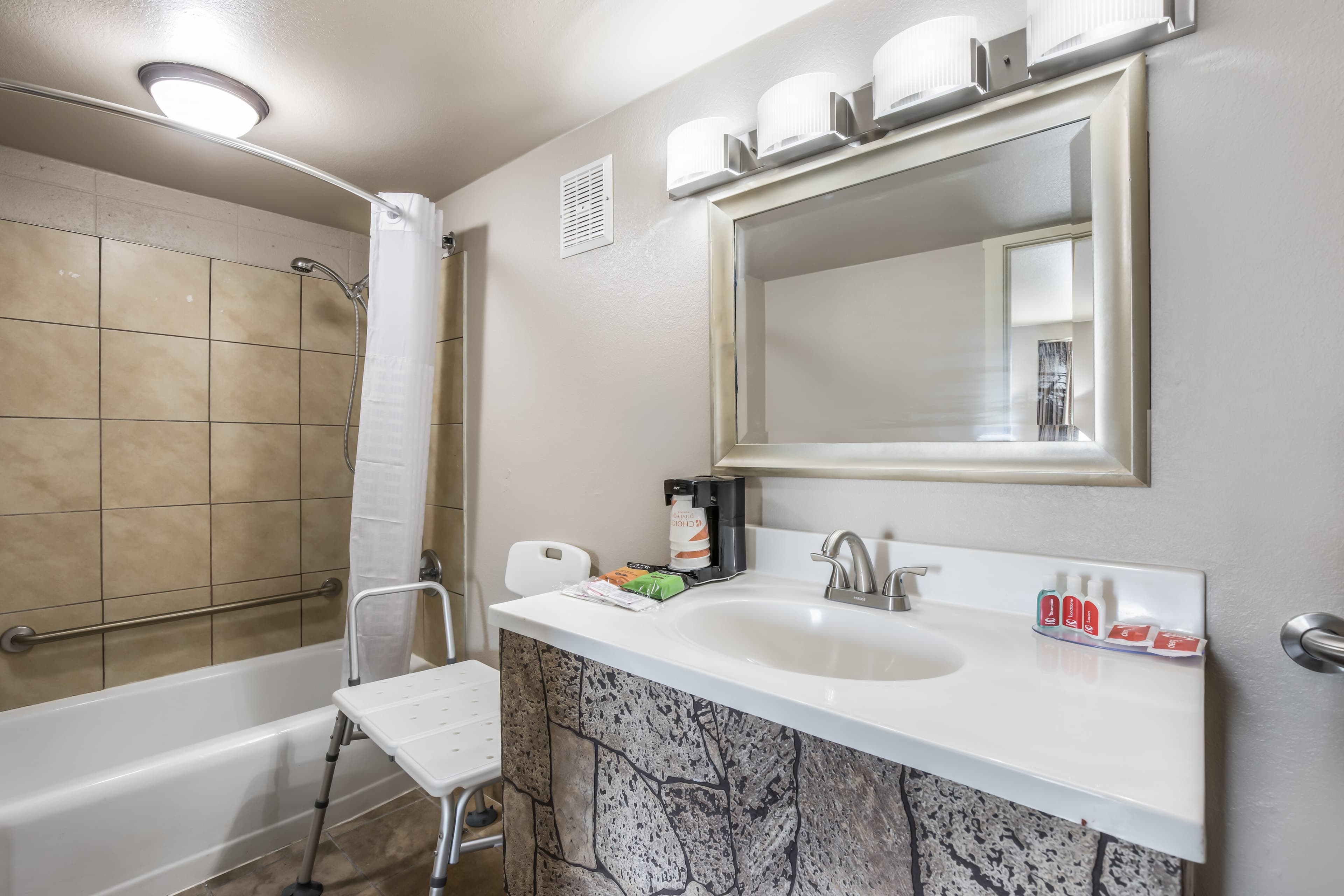 Econo Lodge Neenah — 6