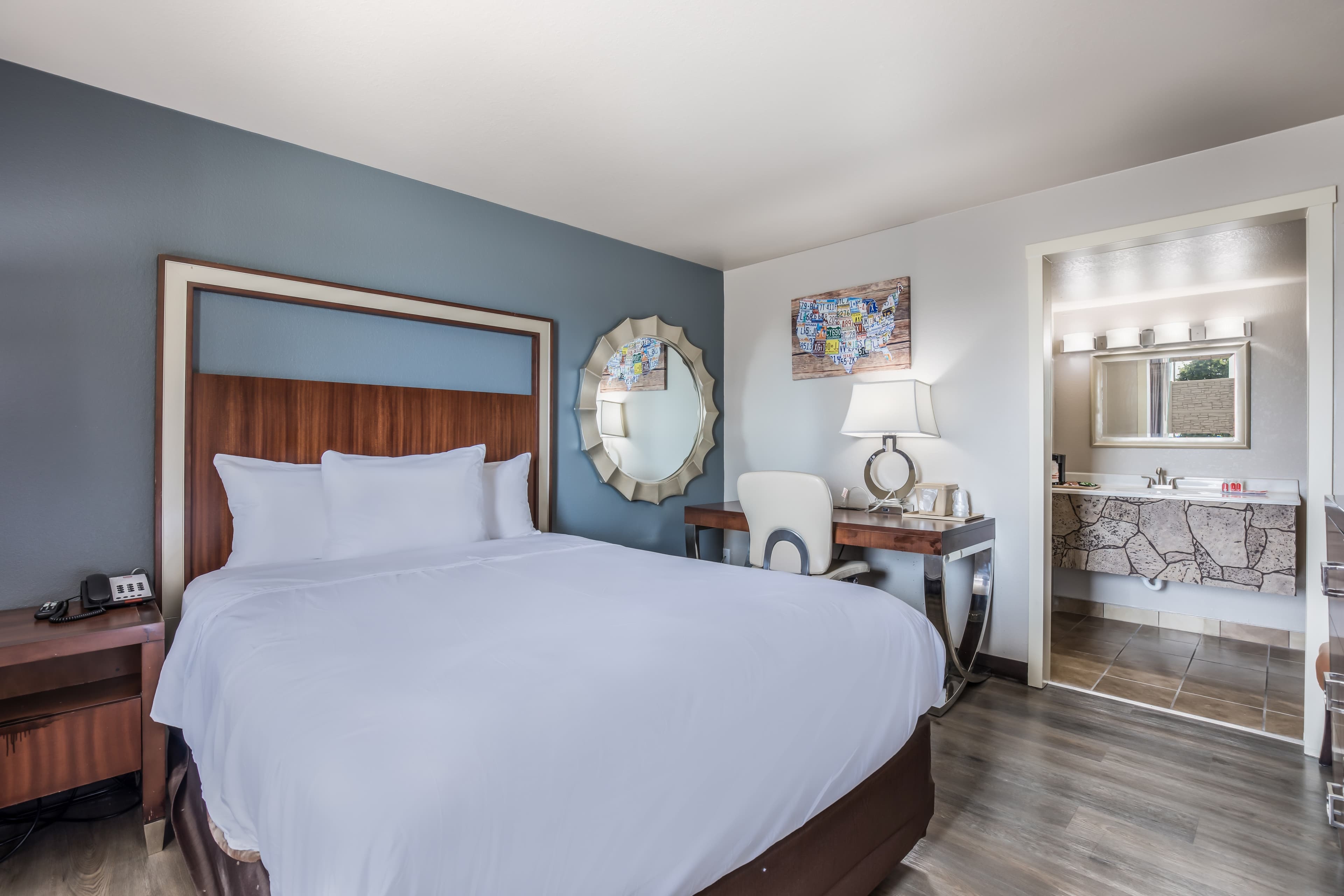 Econo Lodge Neenah — 14
