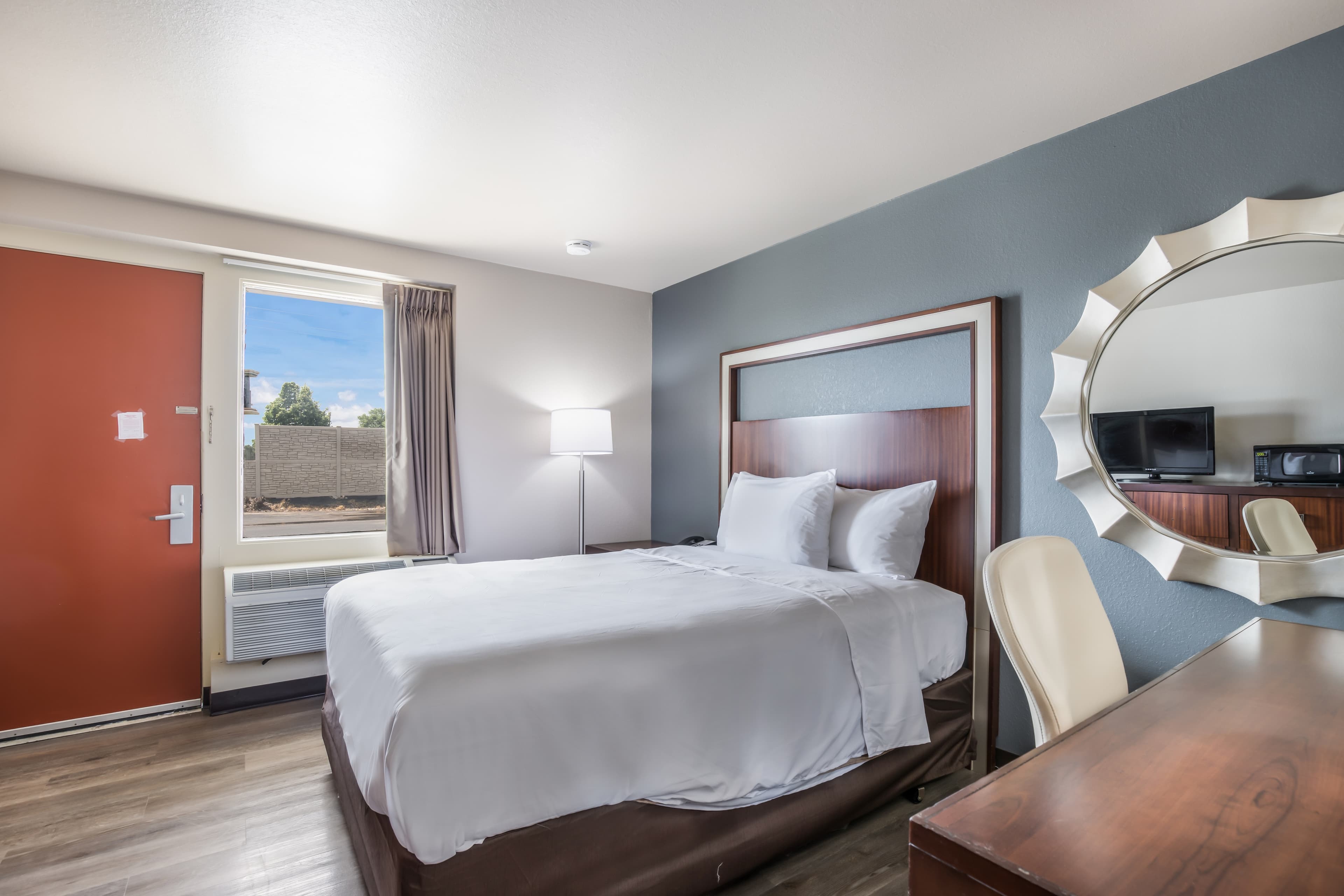 Econo Lodge Neenah — 19