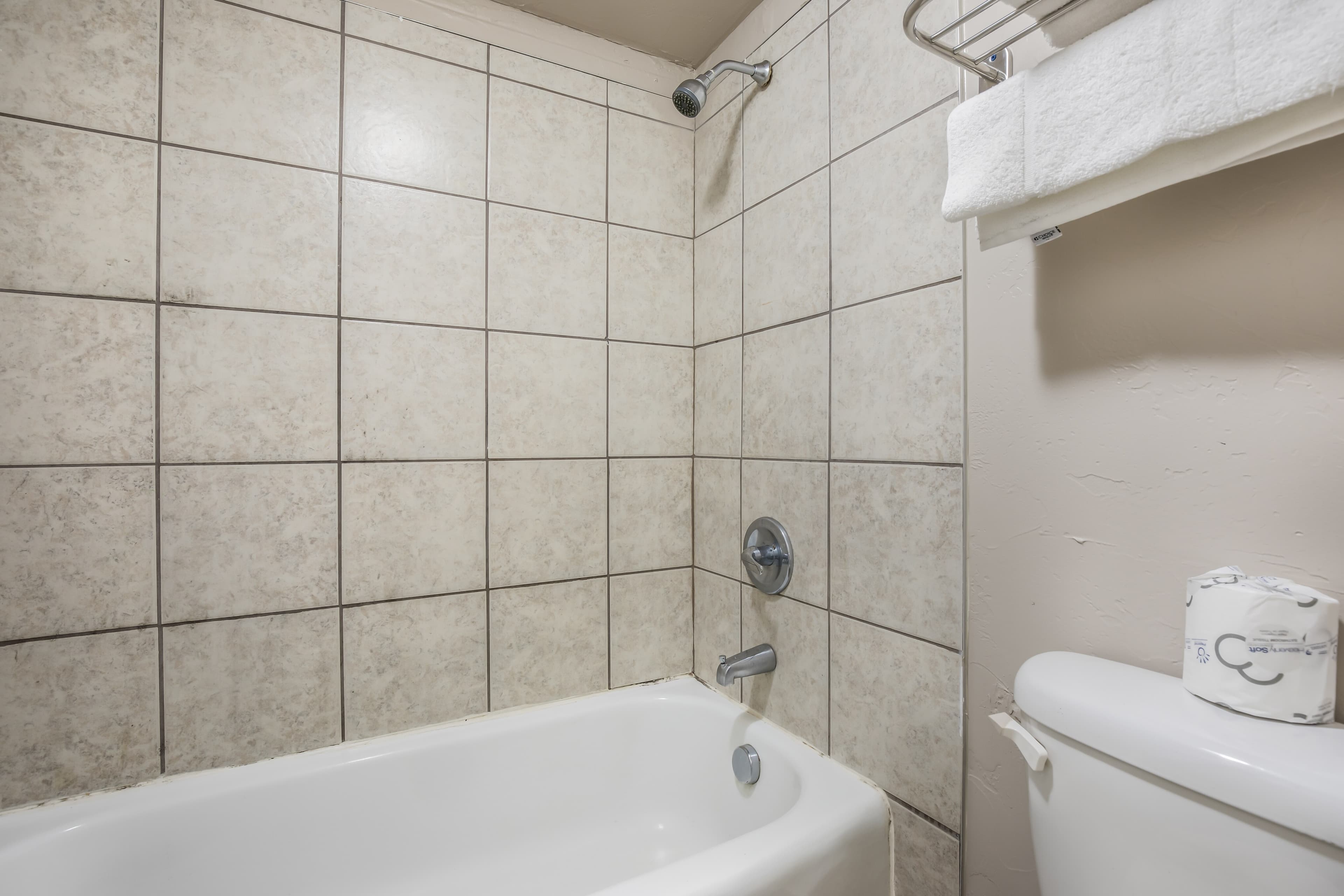 Econo Lodge Neenah — 12