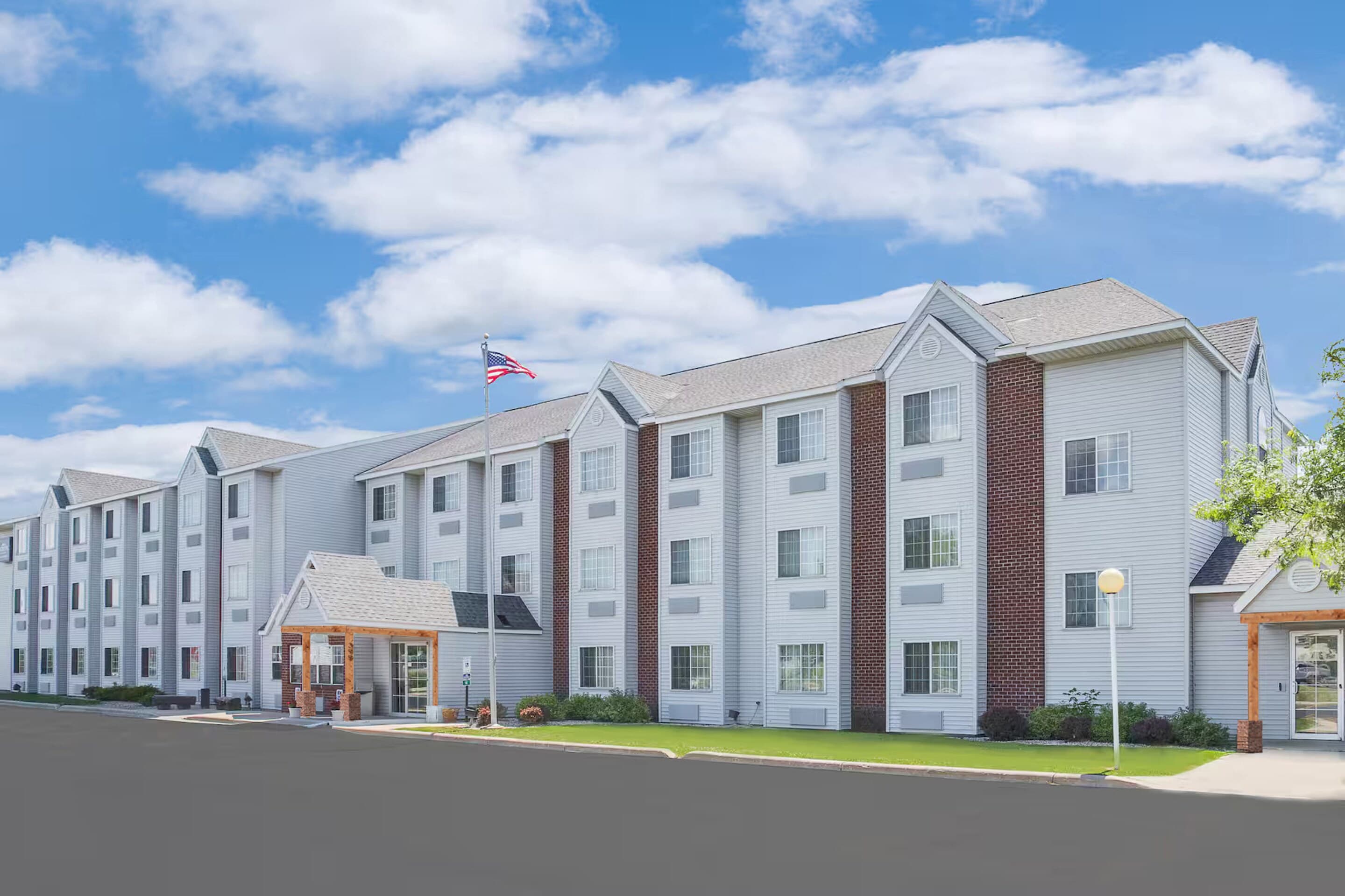 Sleep Inn & Suites Fond du Lac - Image 1