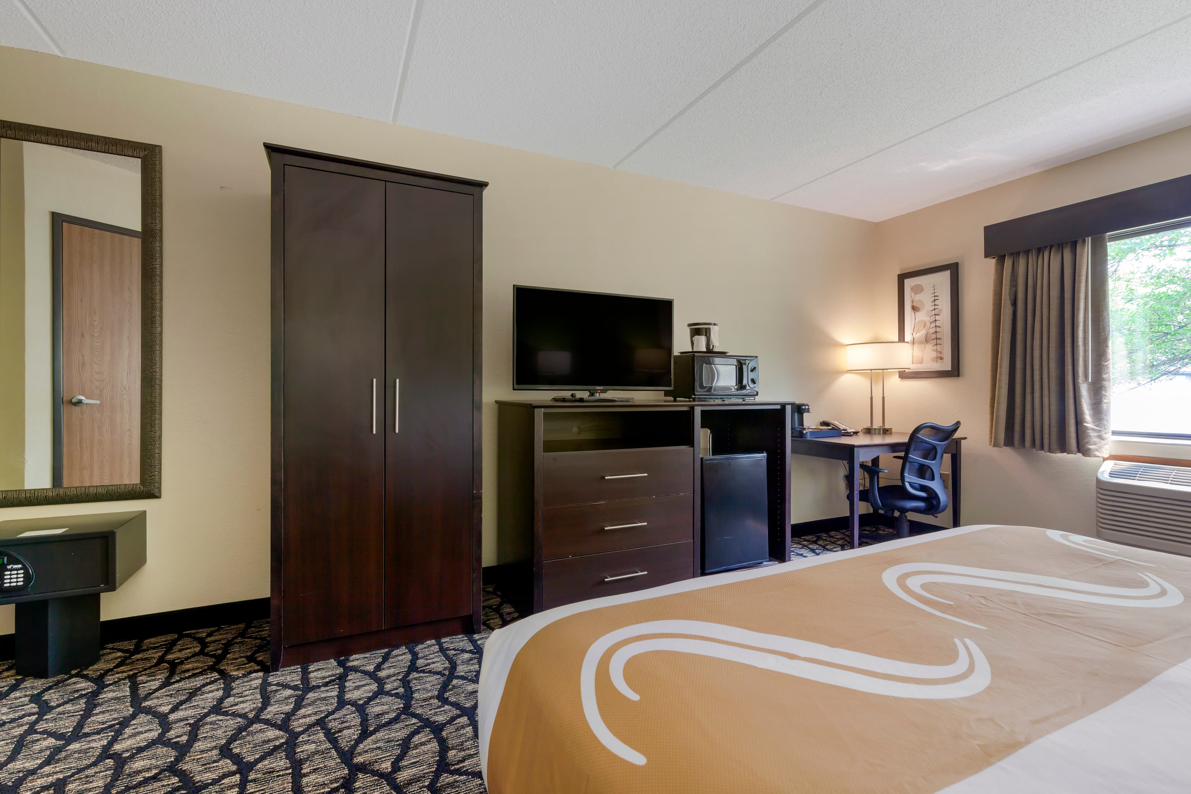 Quality Inn Oshkosh Aviation Park — 9