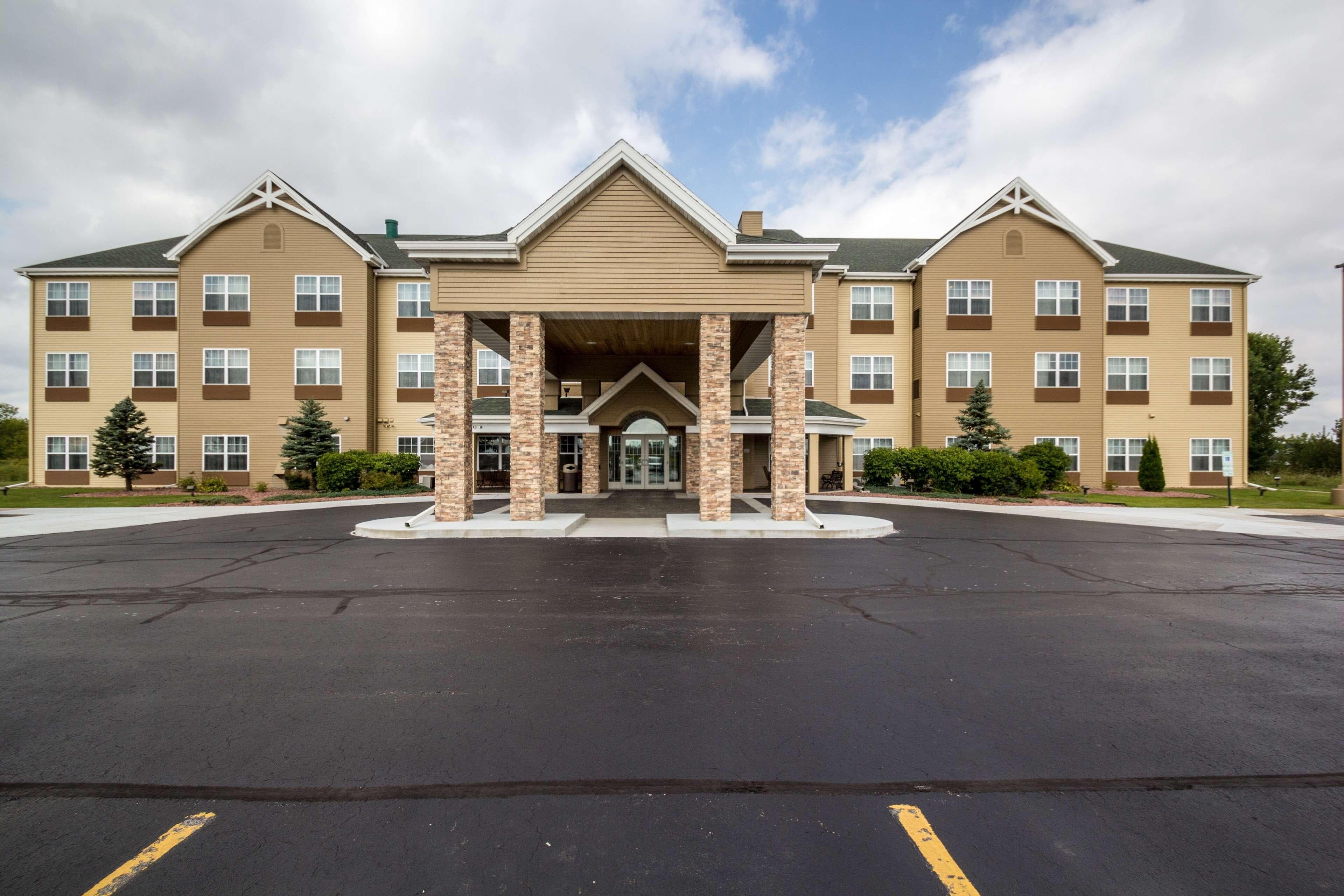 Country Inn & Suites by Radisson, Fond du Lac, WI - Image 1