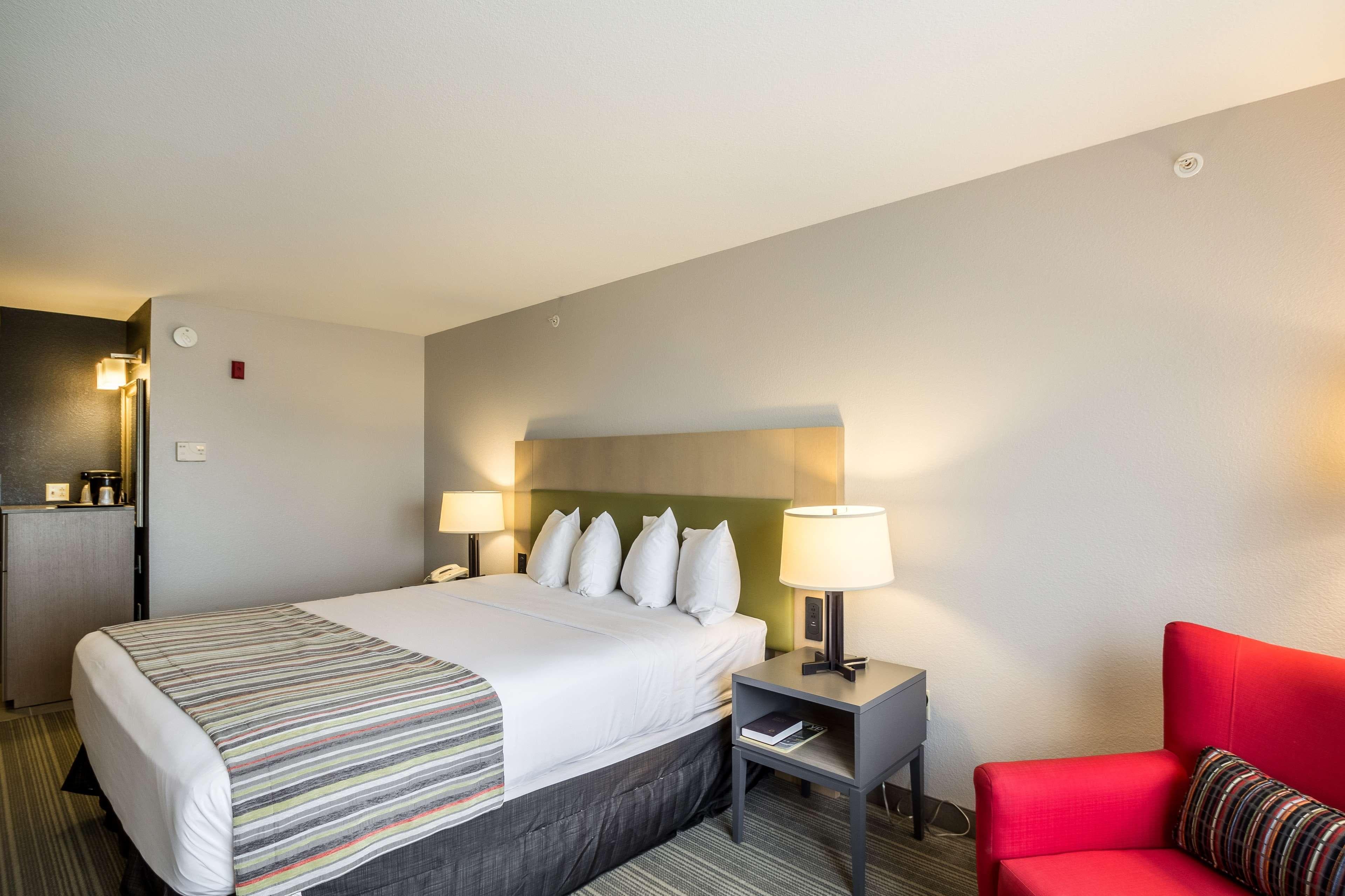 Country Inn & Suites by Radisson, Fond du Lac, WI - Image 4
