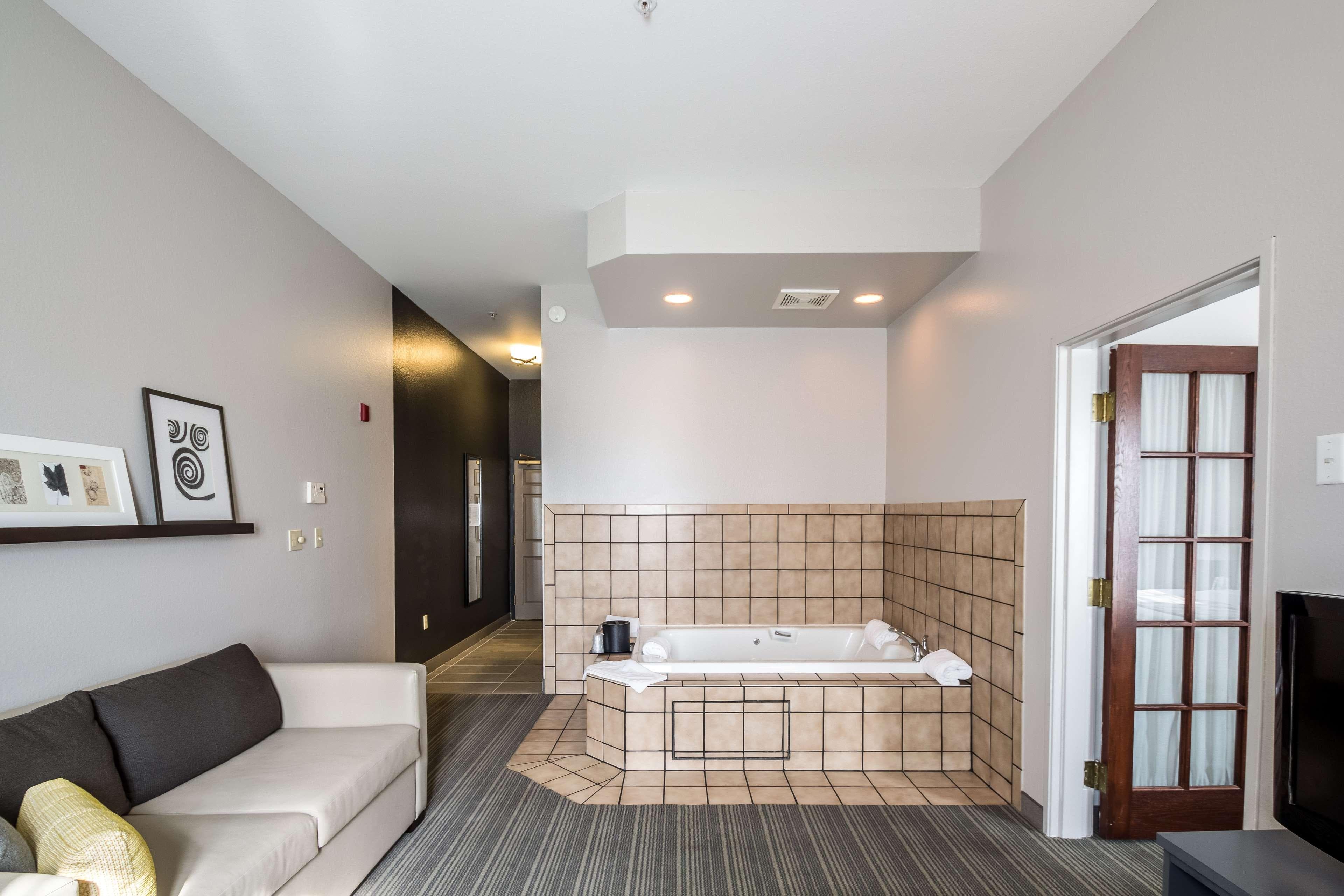 Country Inn & Suites by Radisson, Fond du Lac, WI — 17
