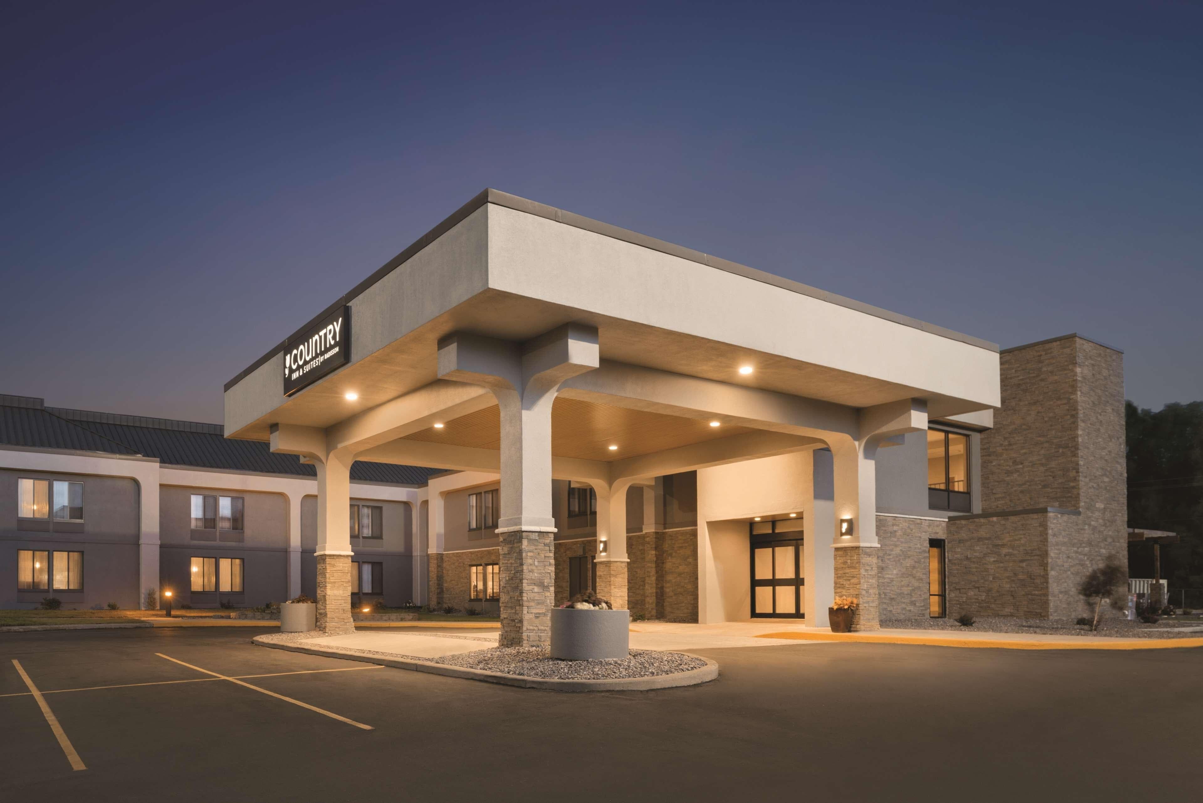 Country Inn & Suites by Radisson, La Crosse, WI - Image 1