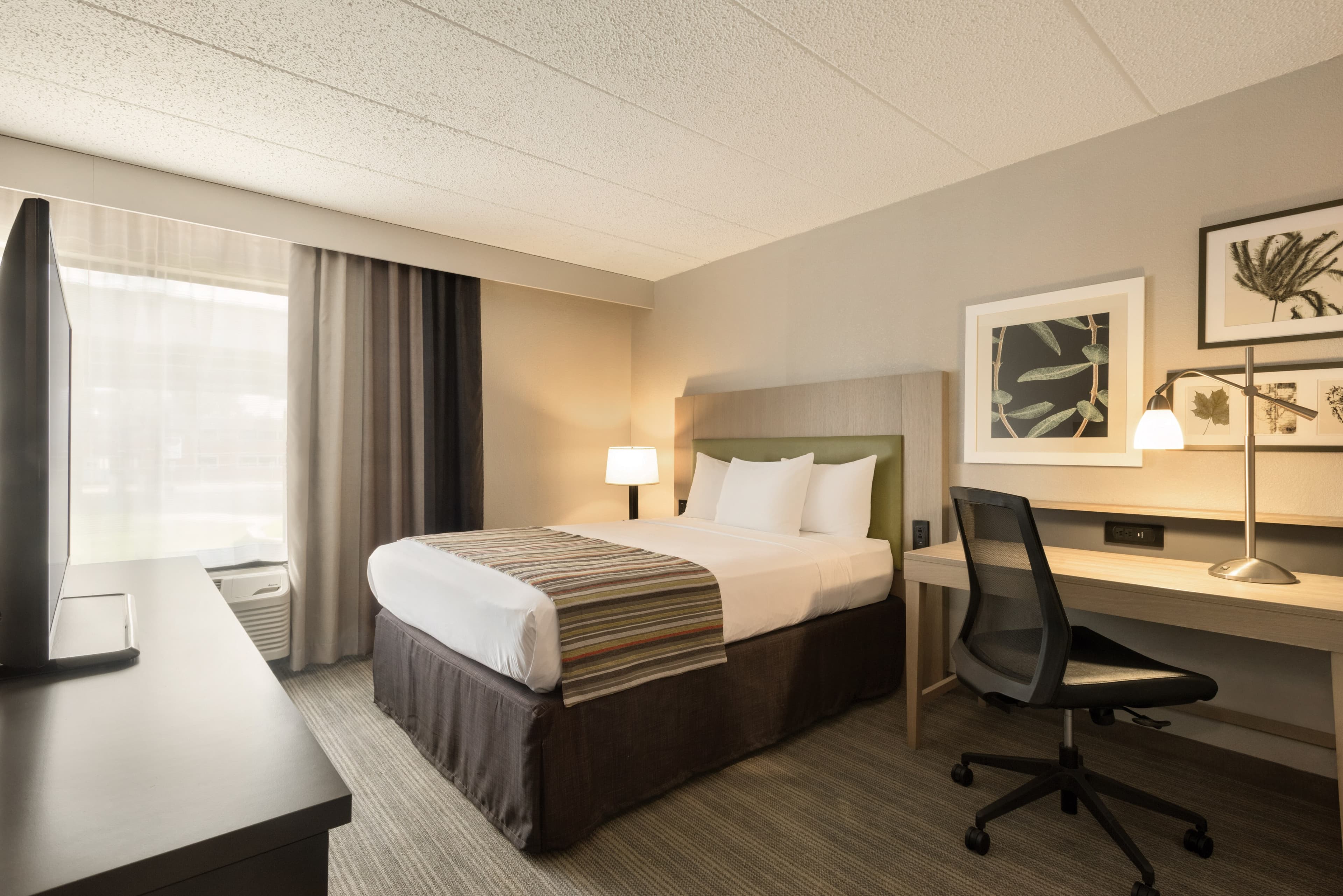 Country Inn & Suites by Radisson, La Crosse, WI - Image 2