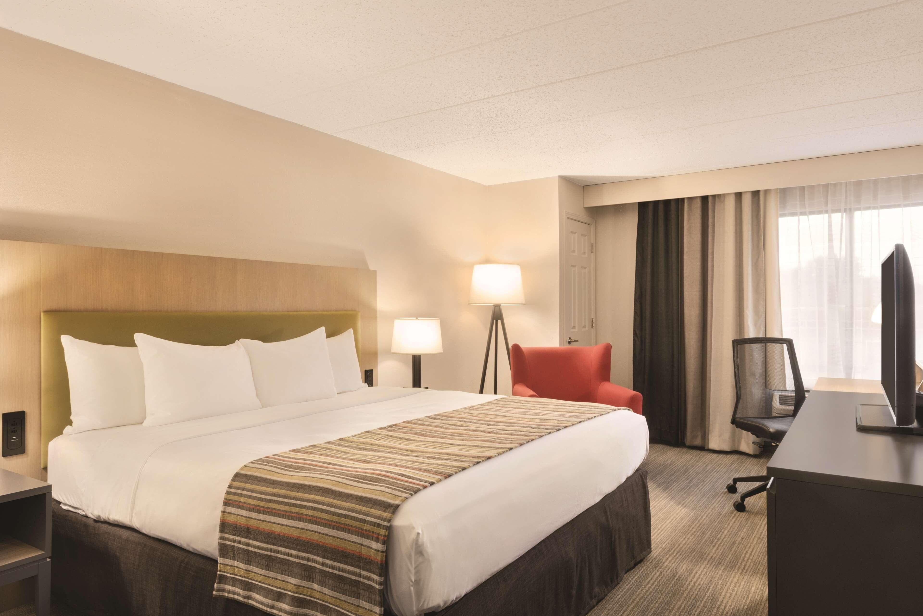 Country Inn & Suites by Radisson, La Crosse, WI - Image 3
