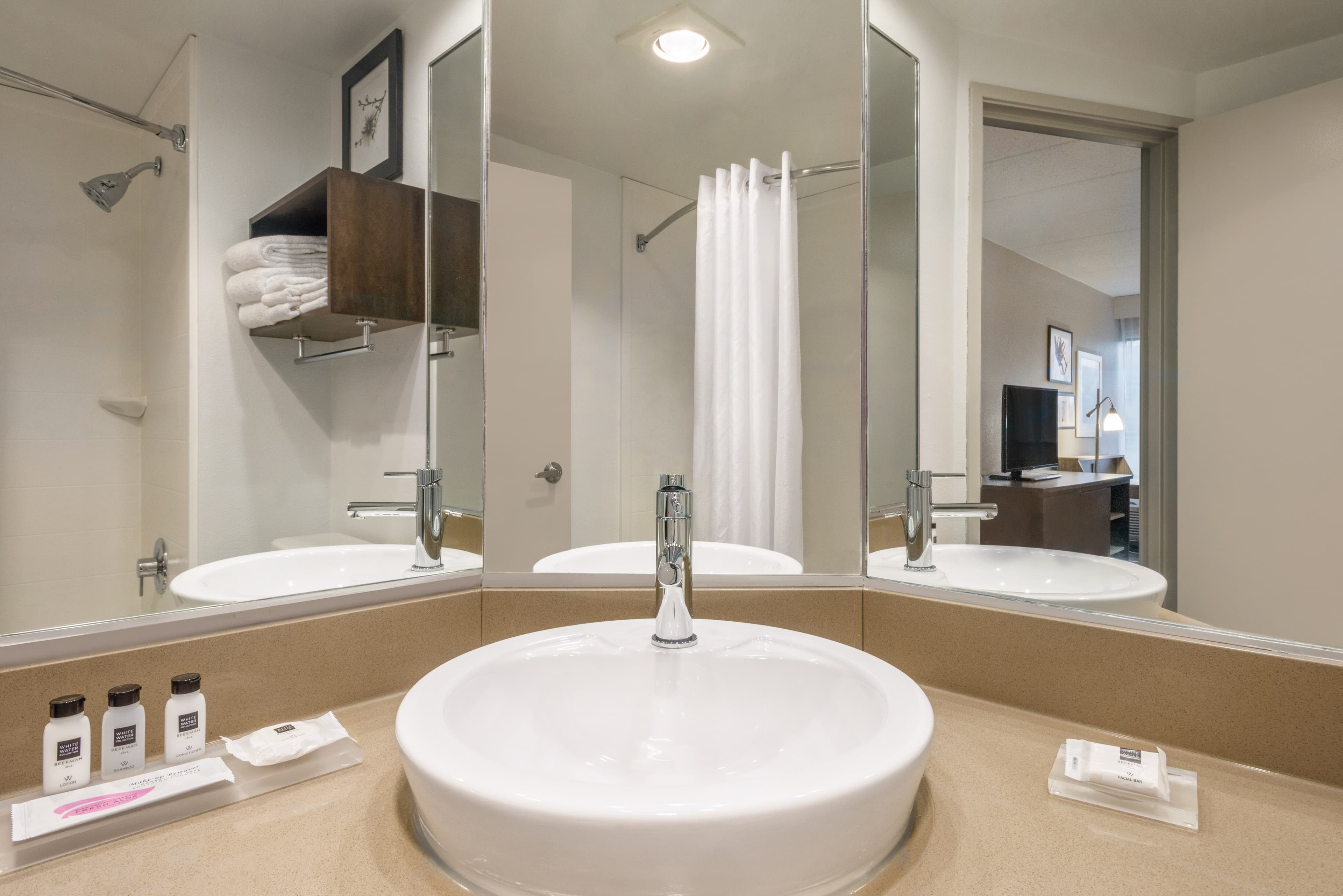 Country Inn & Suites by Radisson, La Crosse, WI - Image 5