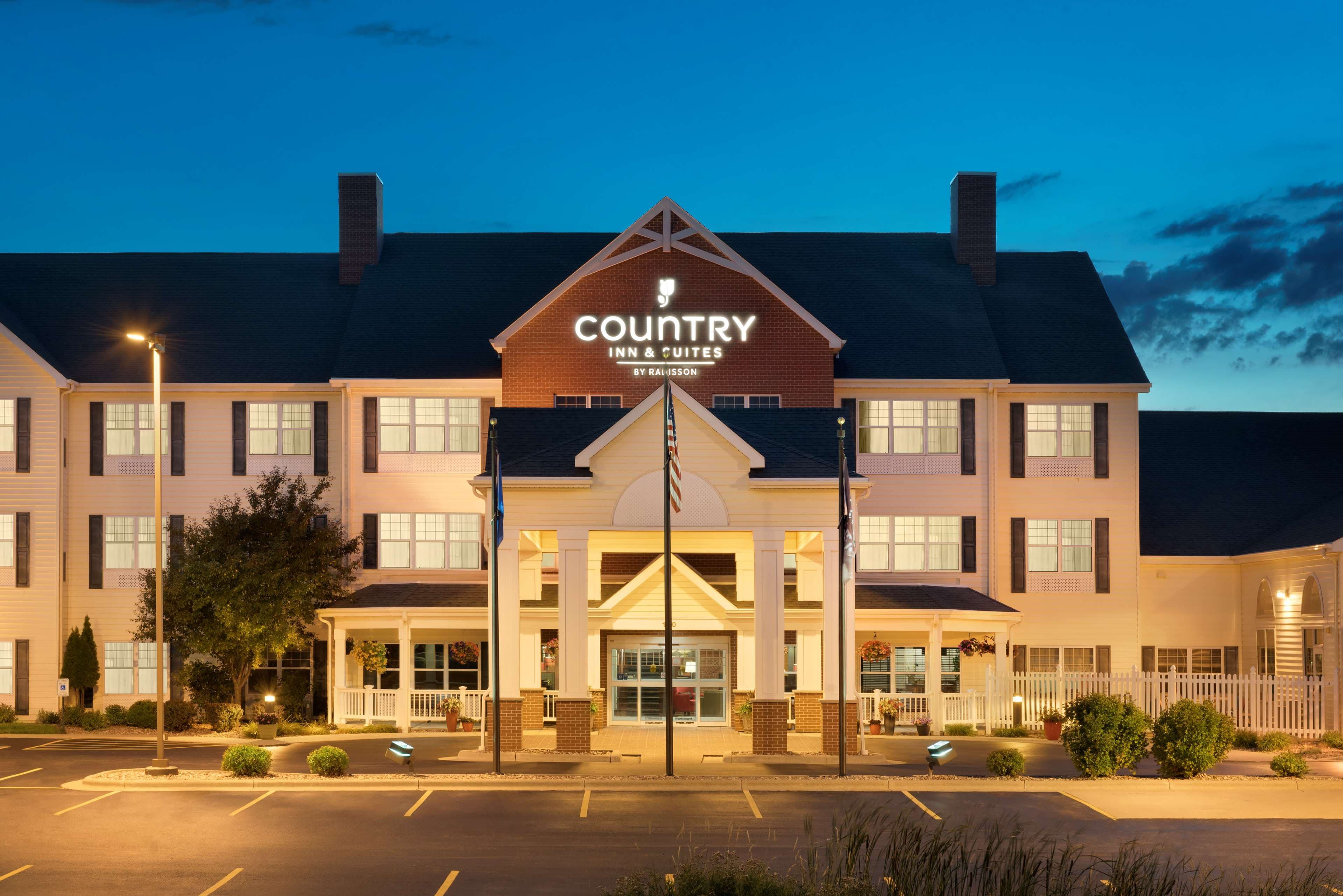 Country Inn & Suites by Radisson, Appleton North, WI - Image 1