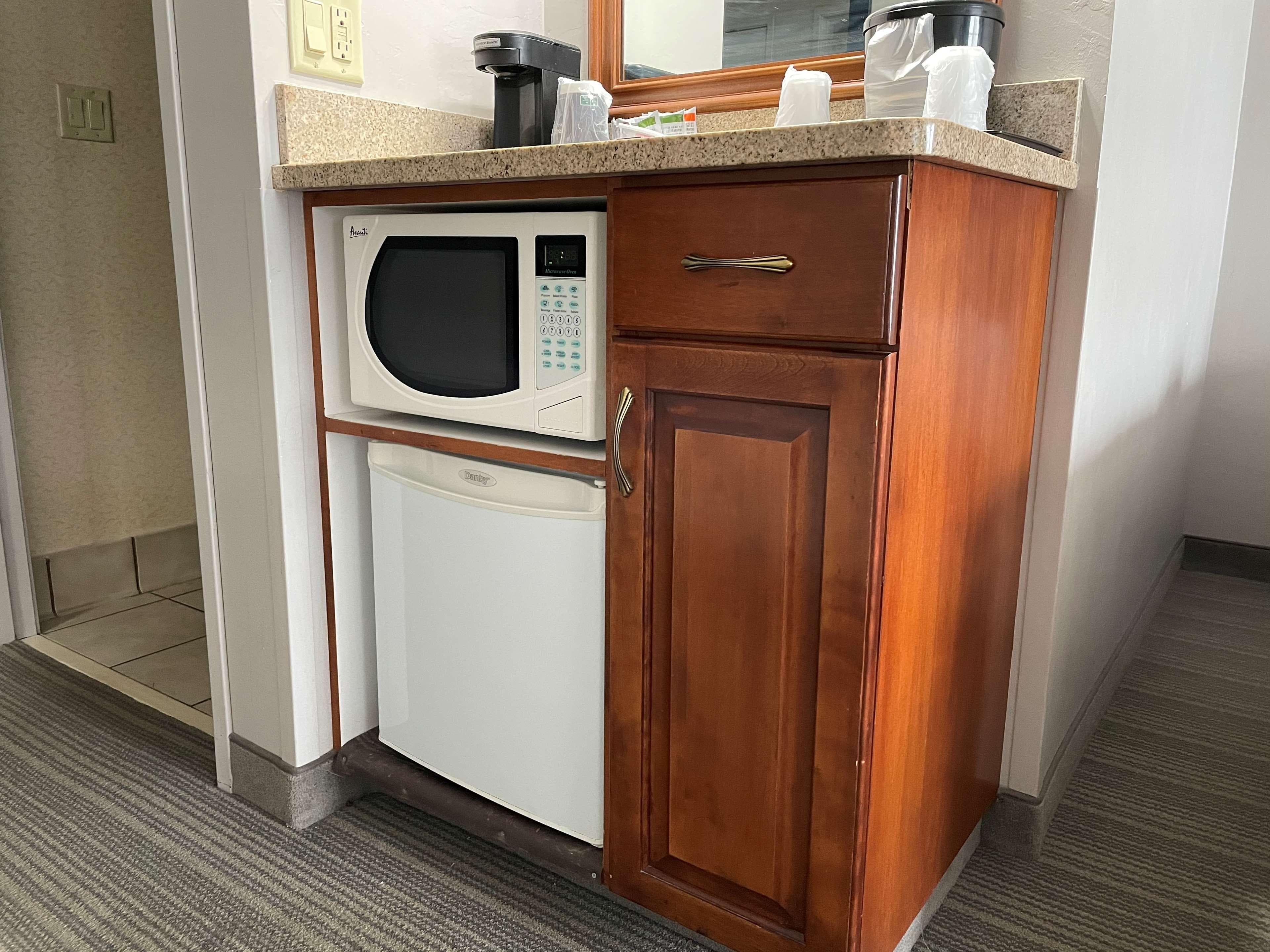Country Inn & Suites by Radisson, Appleton North, WI - Image 4