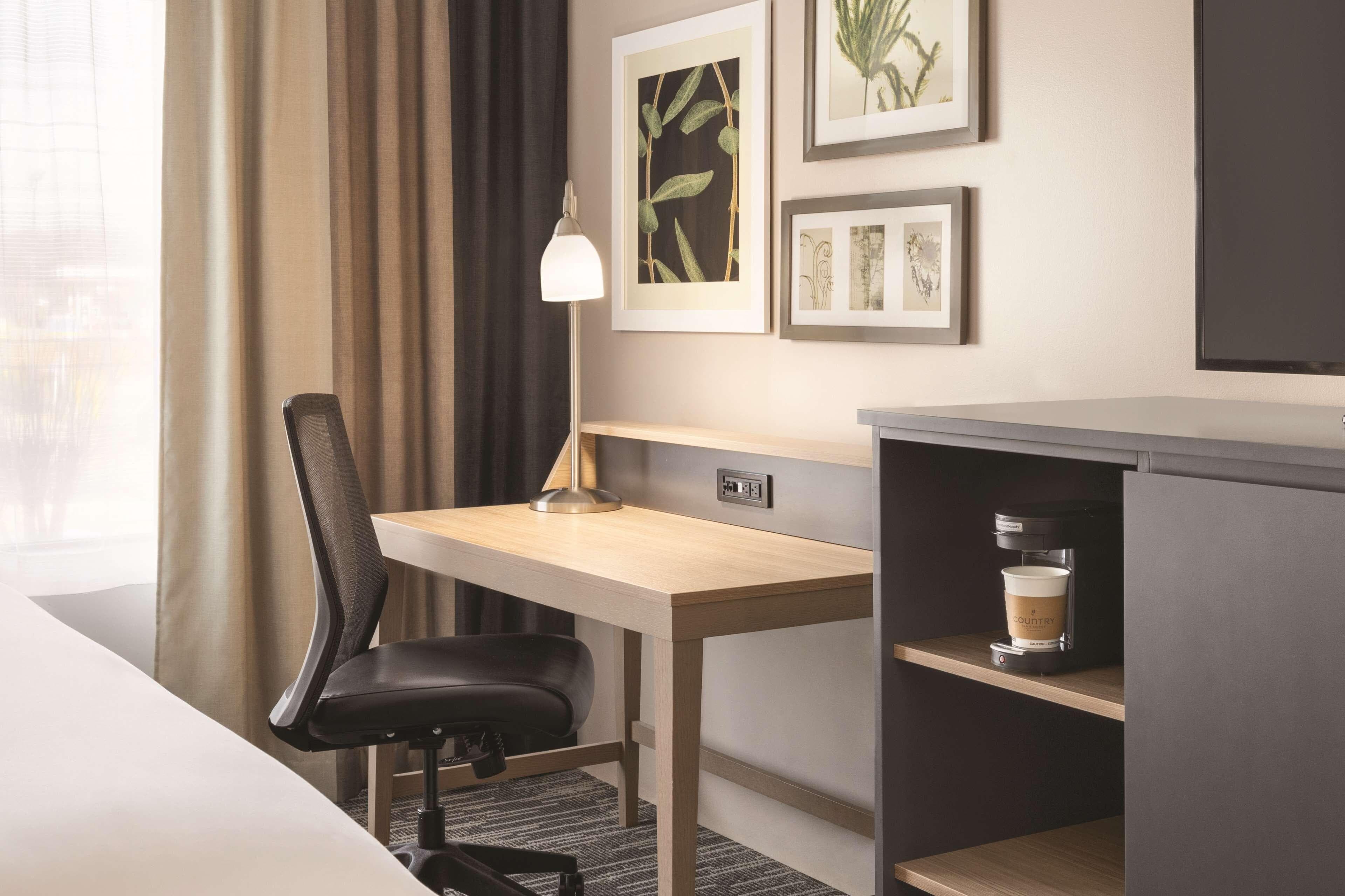 Country Inn & Suites by Radisson, Appleton North, WI - Image 3