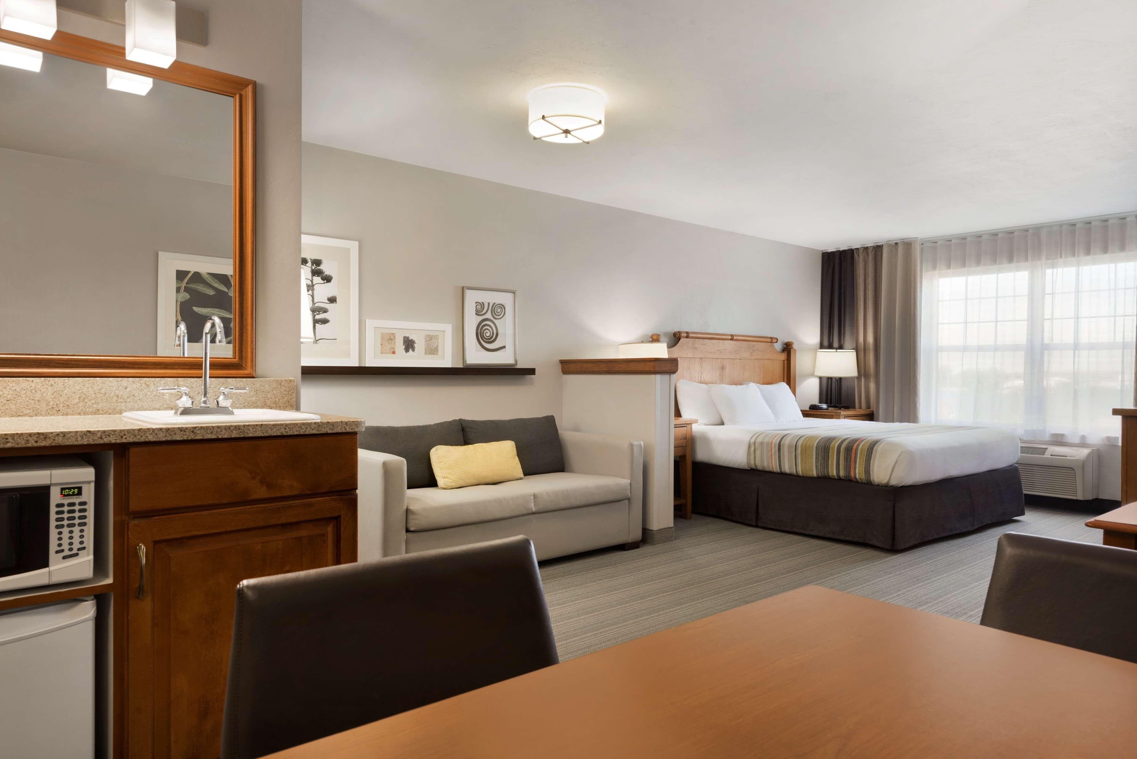 Country Inn & Suites by Radisson, Appleton North, WI — 13