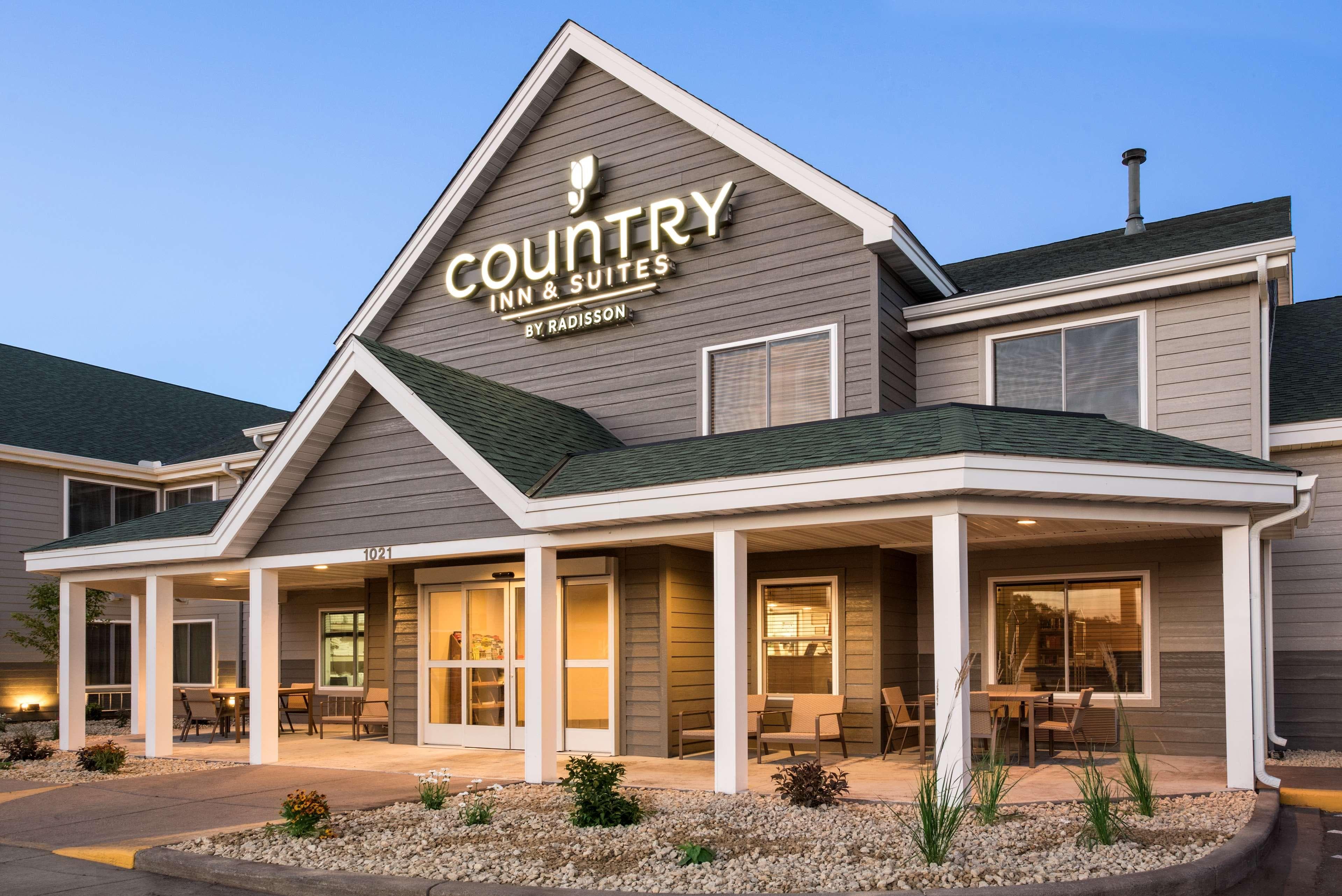 Country Inn & Suites by Radisson, Chippewa Falls, WI - Image 1