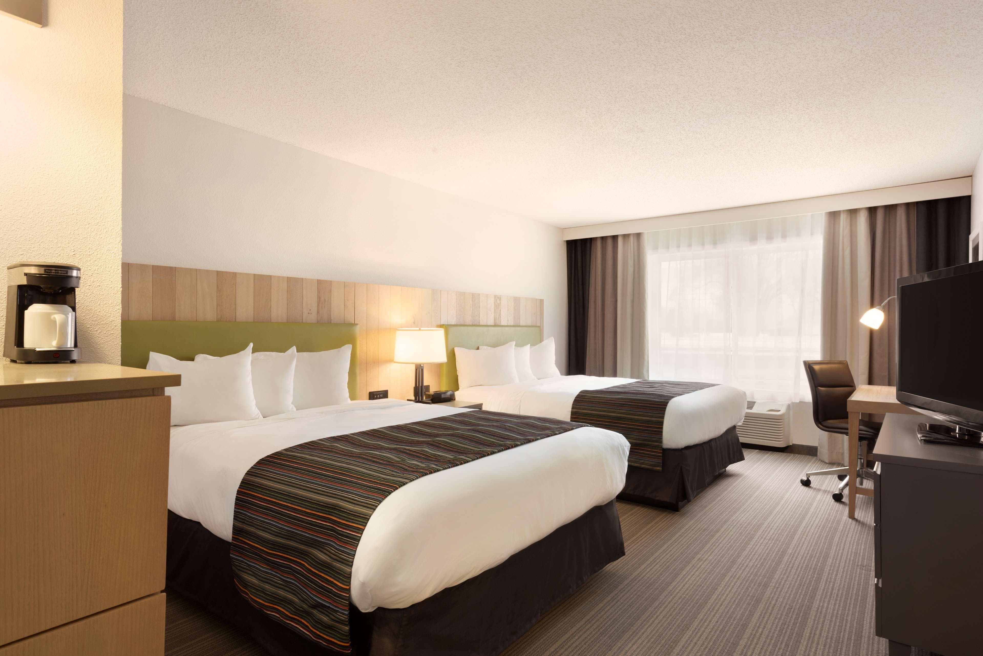 Country Inn & Suites by Radisson, Chippewa Falls, WI - Image 5