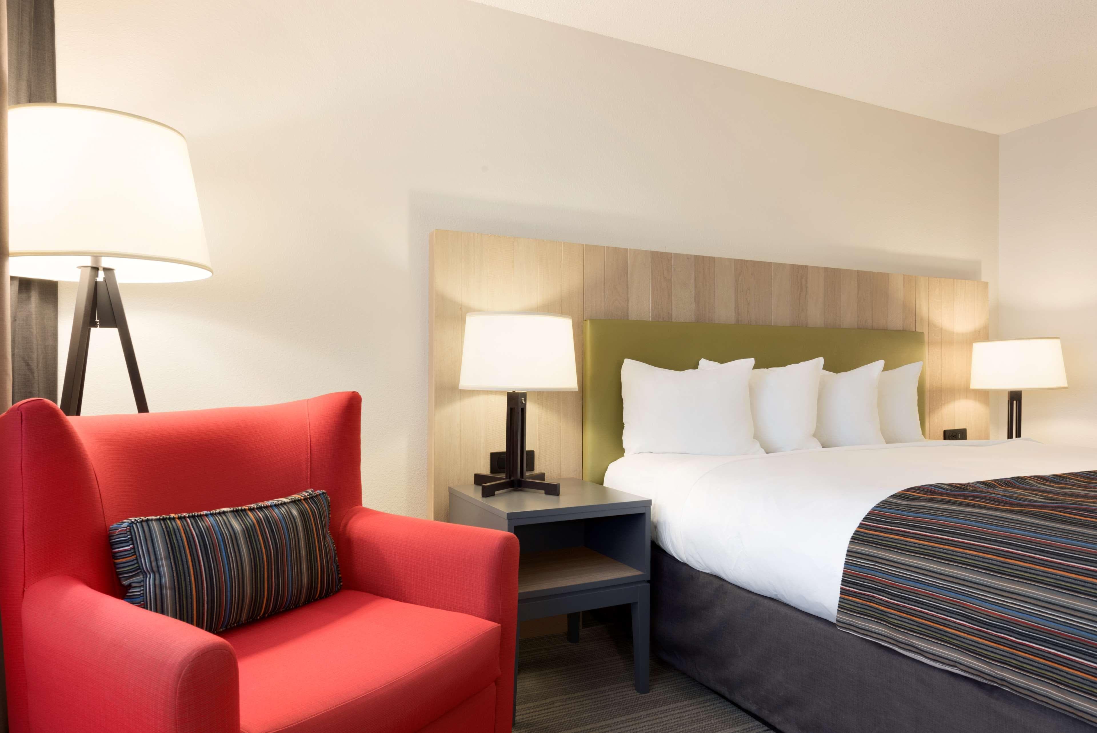 Country Inn & Suites by Radisson, Chippewa Falls, WI - Image 2