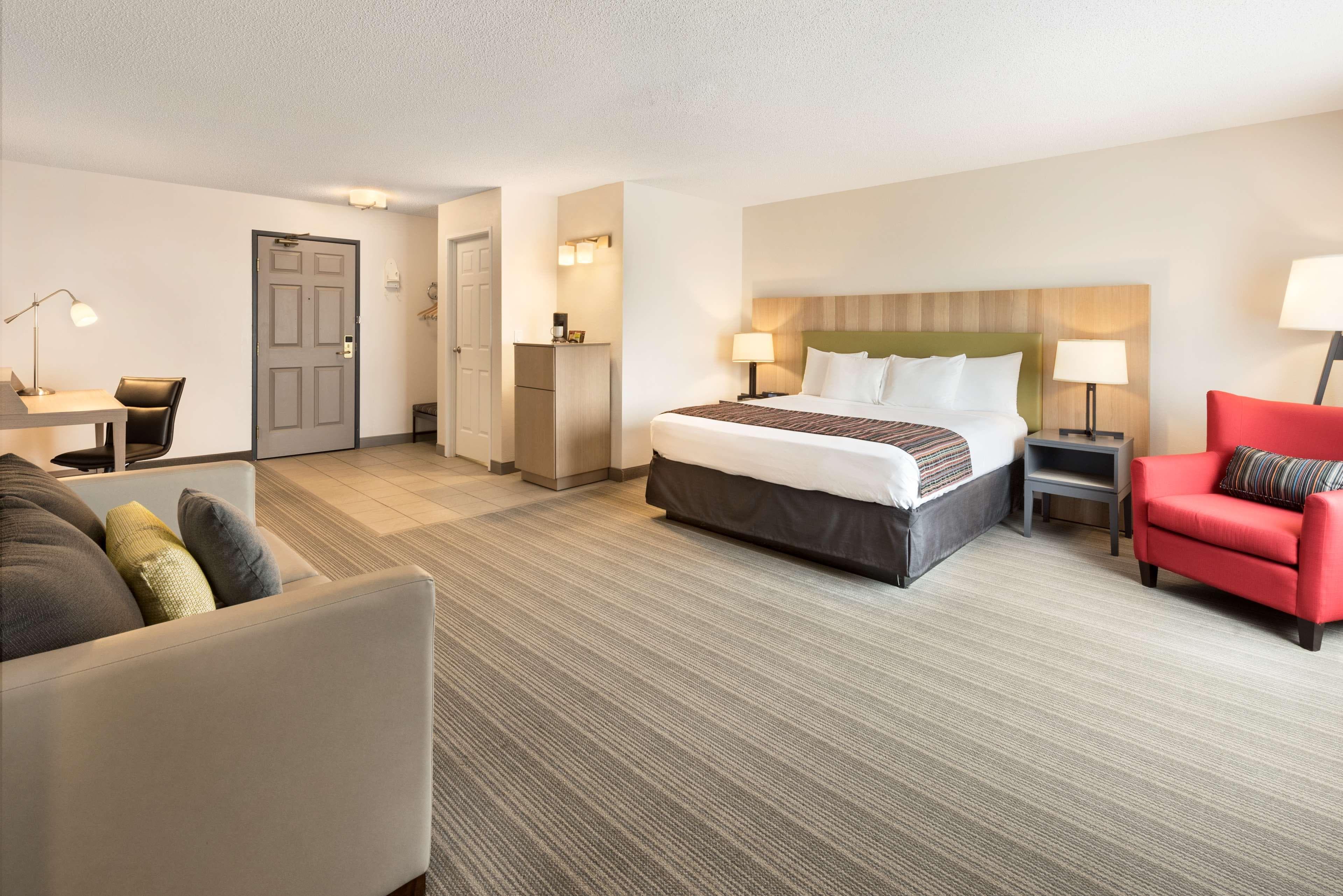 Country Inn & Suites by Radisson, Chippewa Falls, WI - Image 4