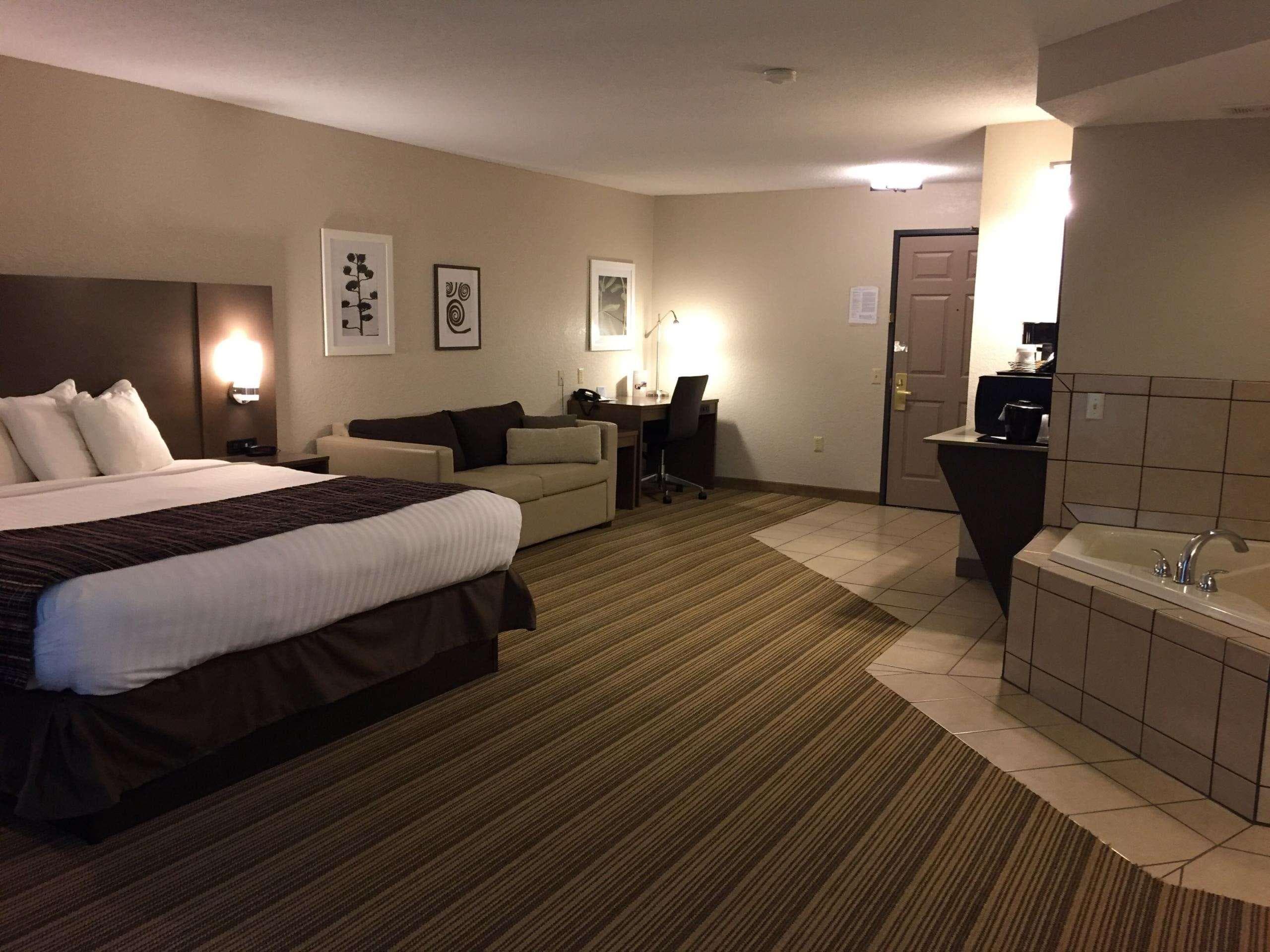 Country Inn & Suites by Radisson, Platteville, WI — 9