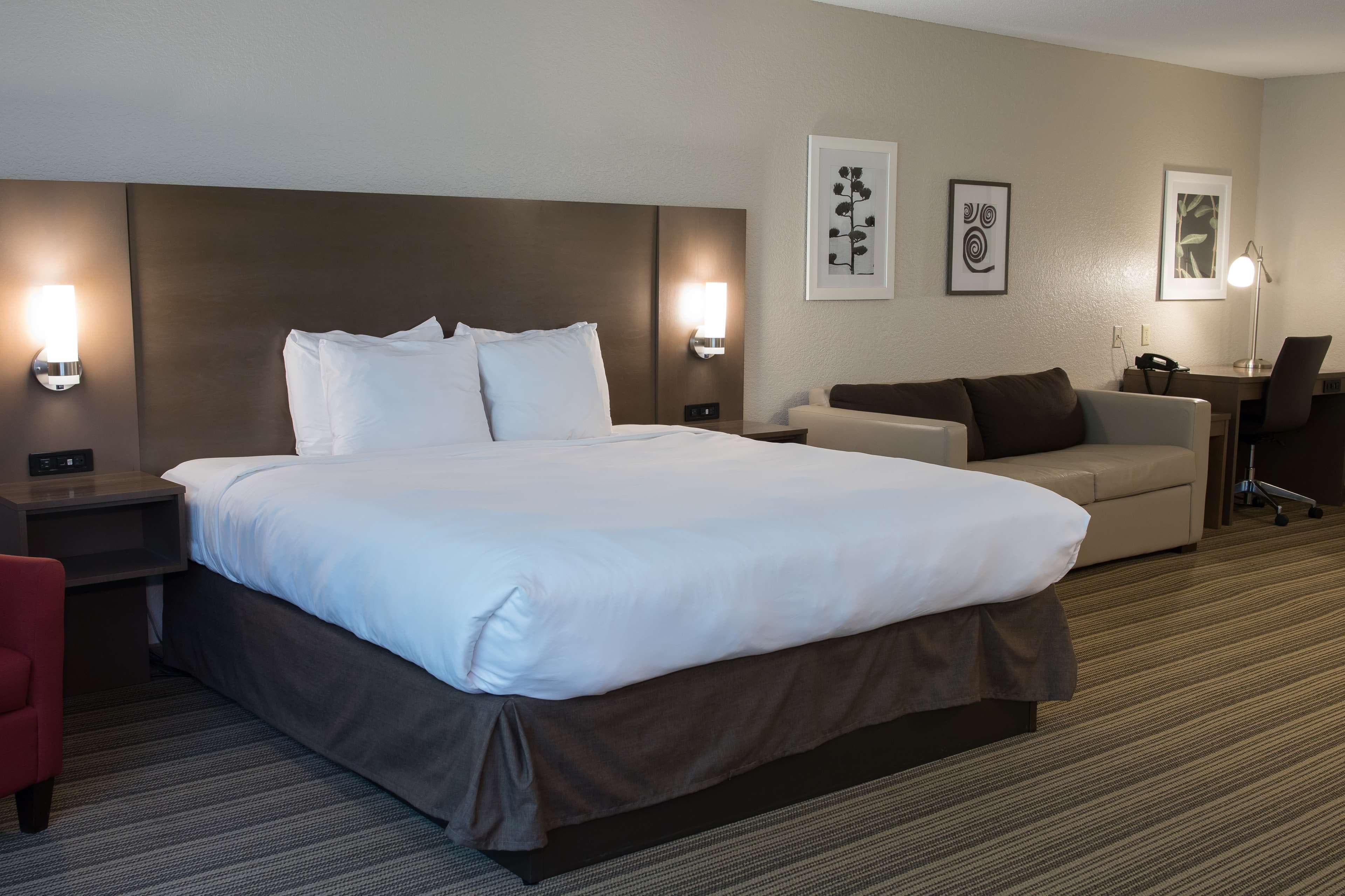 Country Inn & Suites by Radisson, Platteville, WI — 10