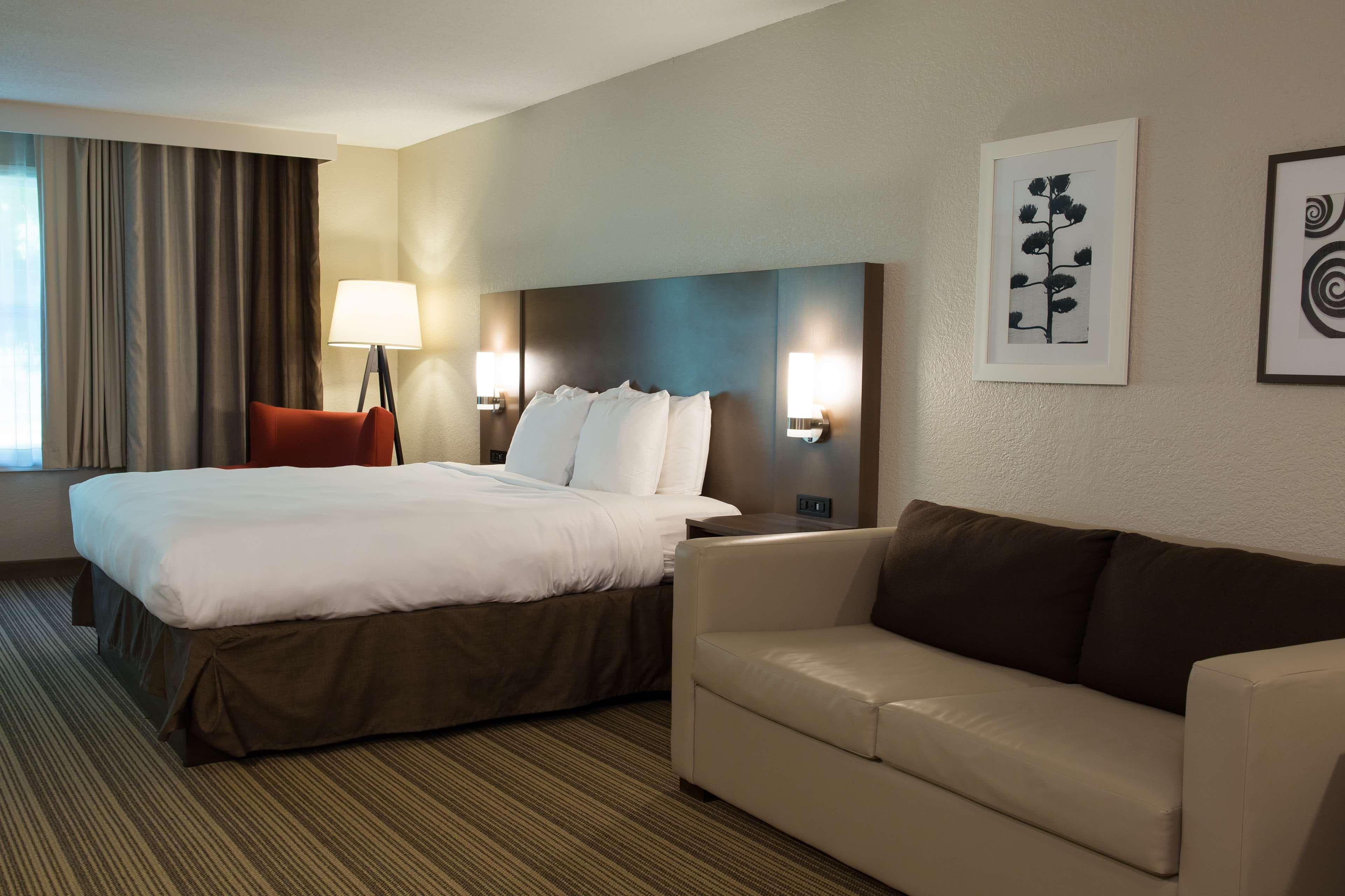 Country Inn & Suites by Radisson, Platteville, WI - Image 2