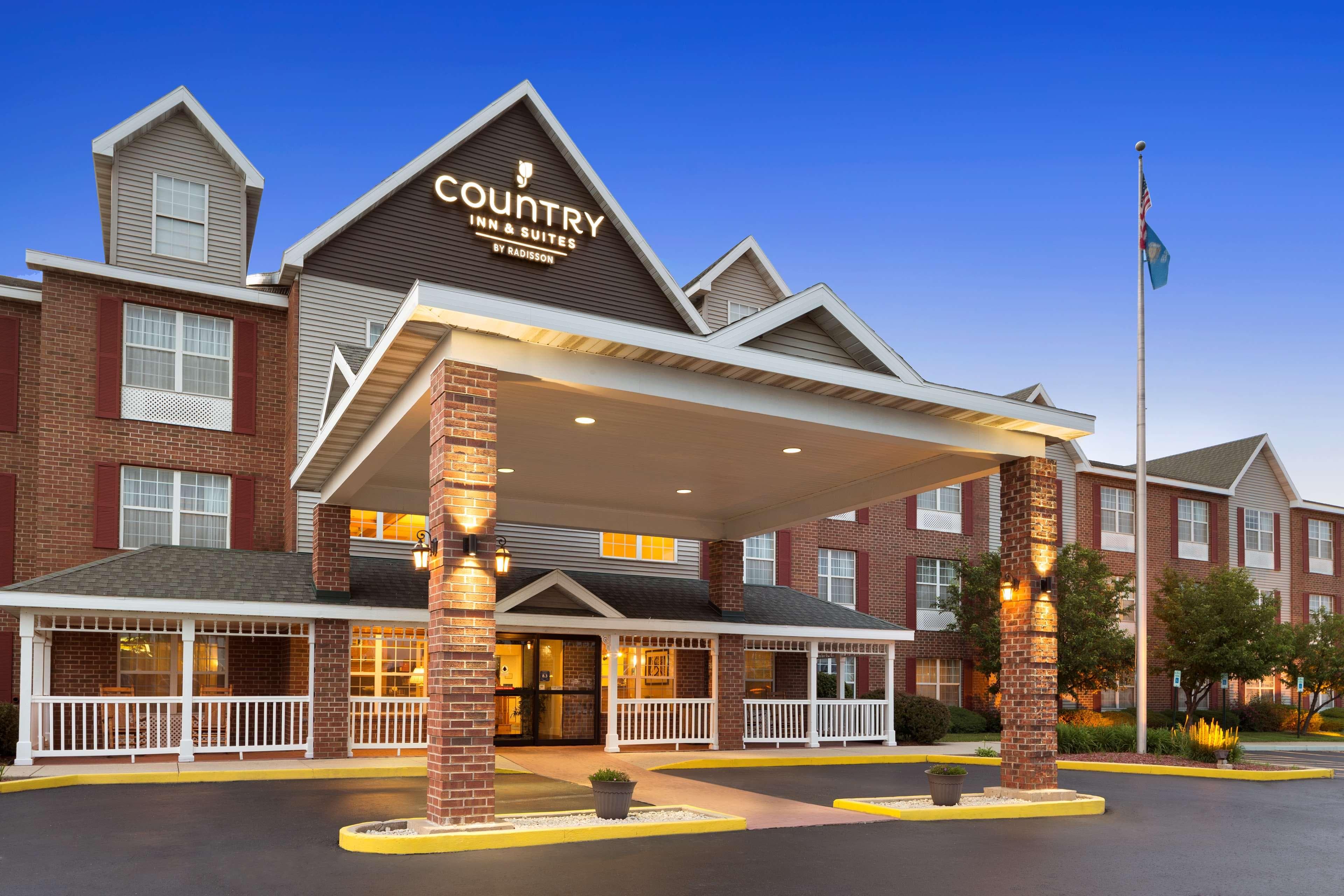Country Inn & Suites by Radisson Kenosha - Pleasant Prairie - Image 1