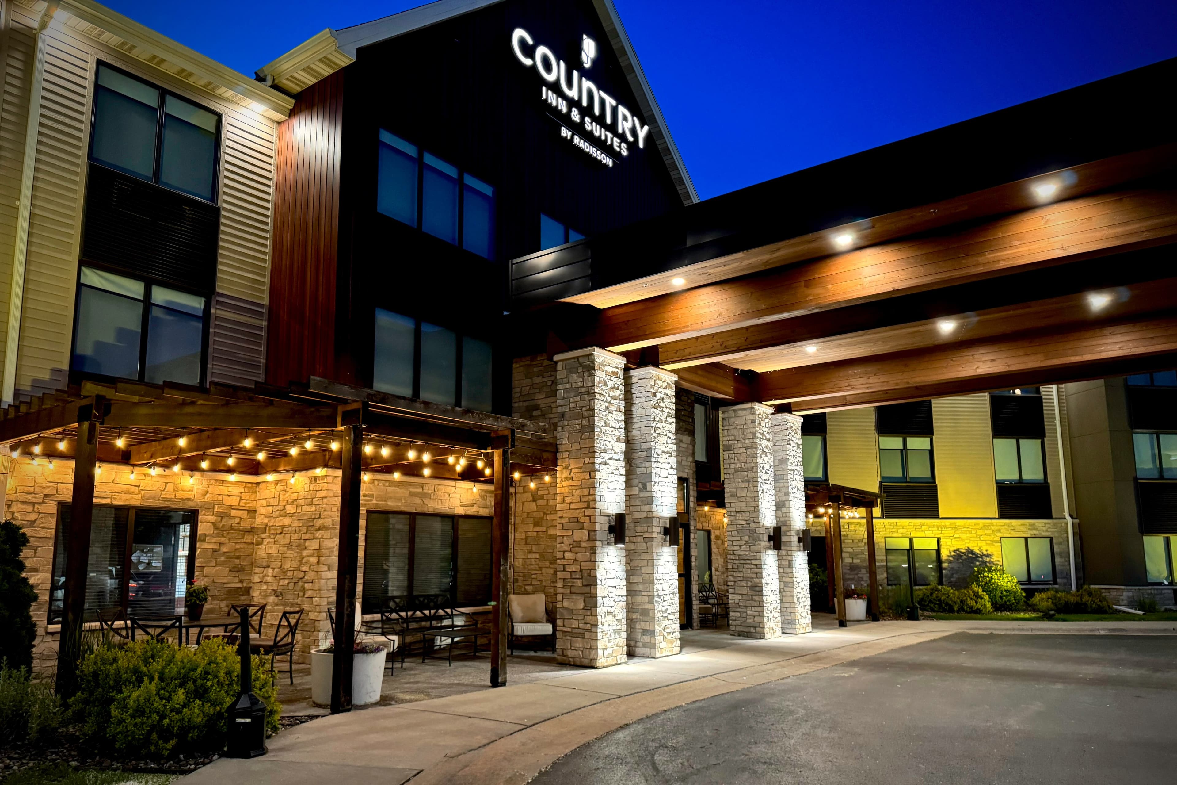 Country Inn & Suites by Radisson, Appleton Airport - Fox River Mall Area - Image 1