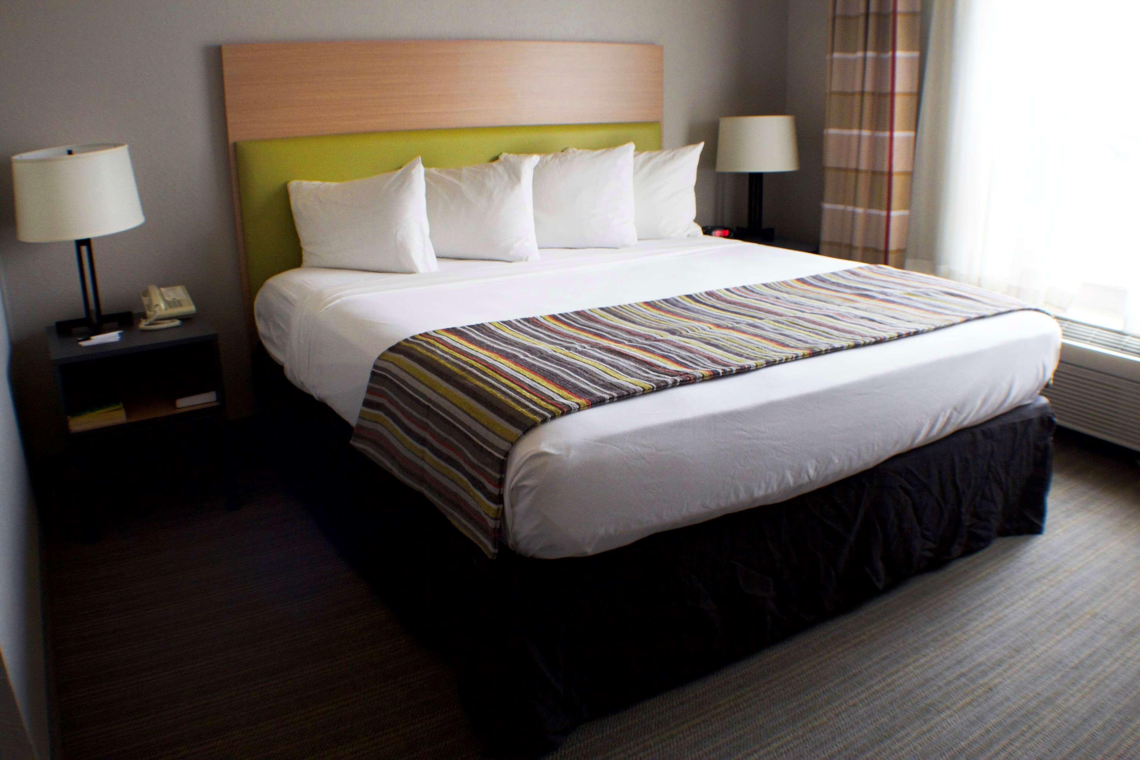 Country Inn & Suites by Radisson, Appleton Airport - Fox River Mall Area - Image 2