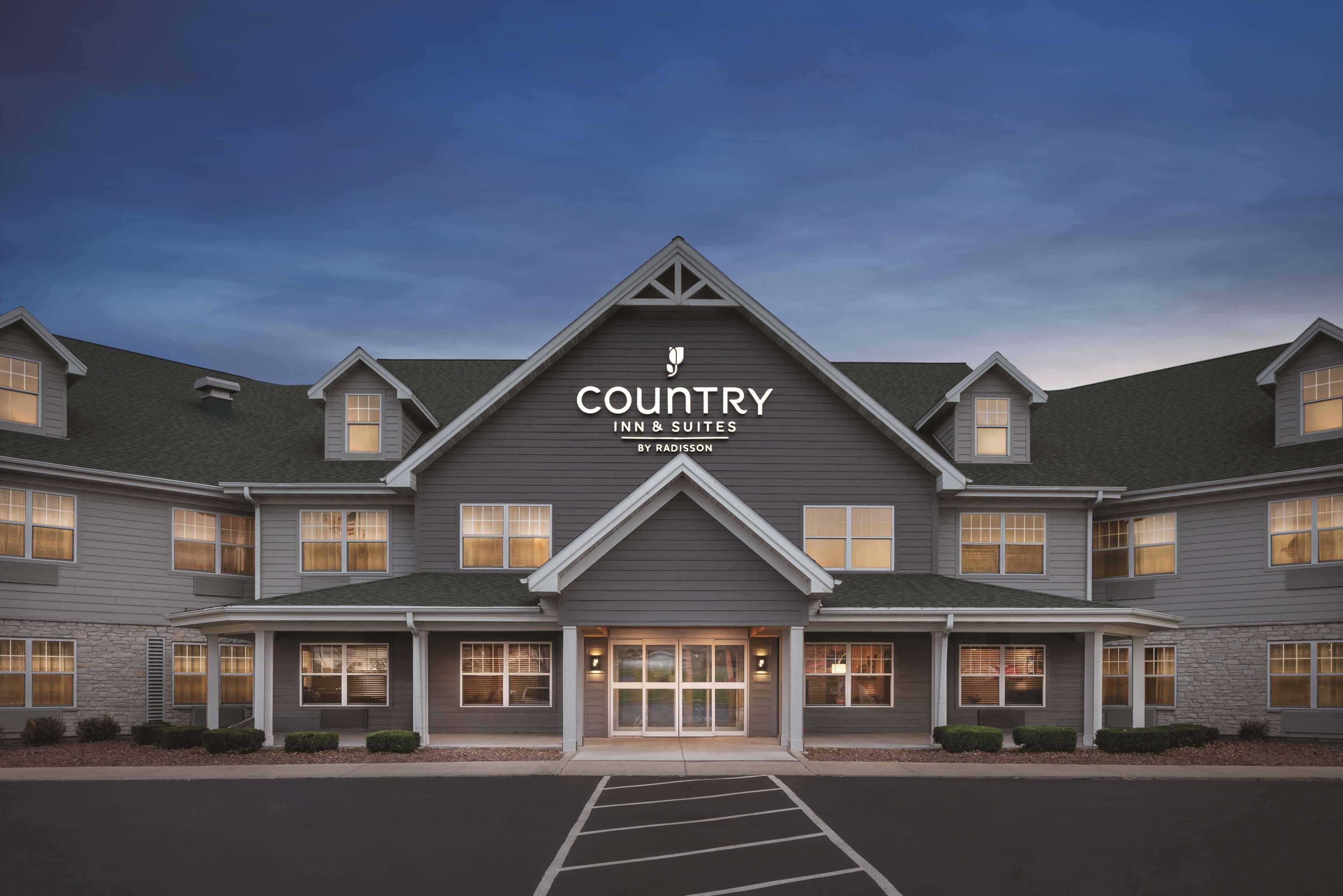 Country Inn & Suites by Radisson, Germantown, WI - Image 1