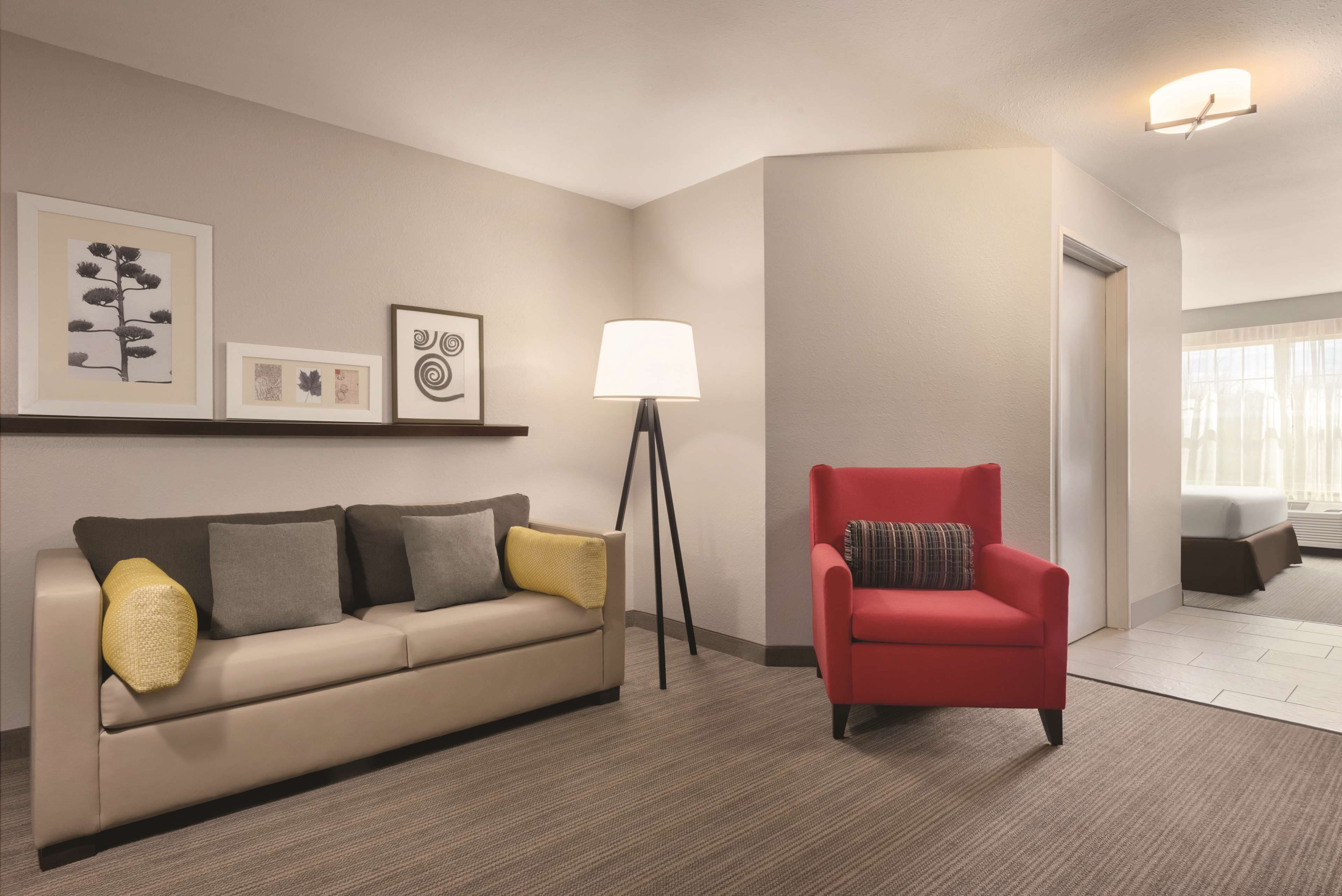 Country Inn & Suites by Radisson, Germantown, WI — 7