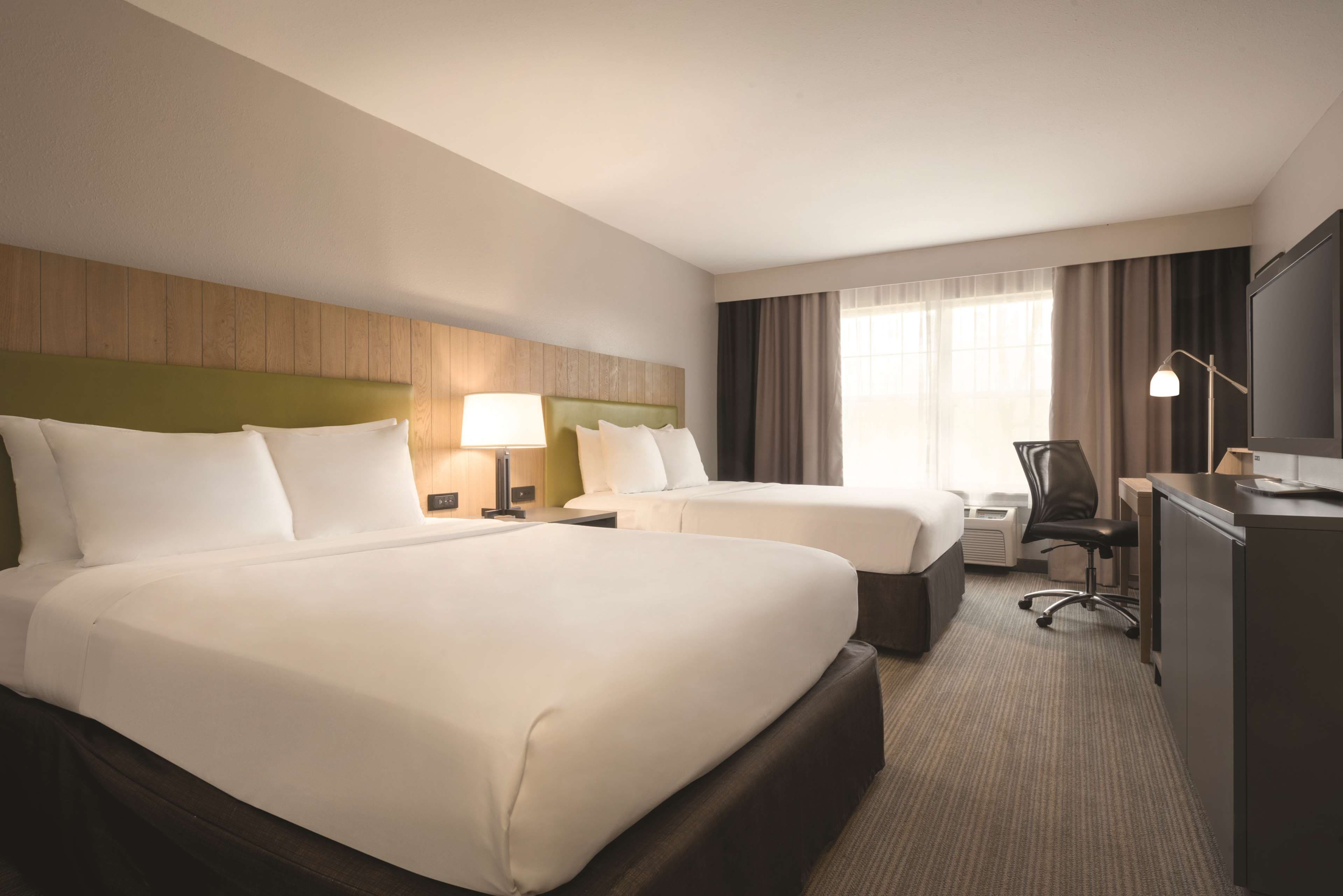 Country Inn & Suites by Radisson, Germantown, WI — 10