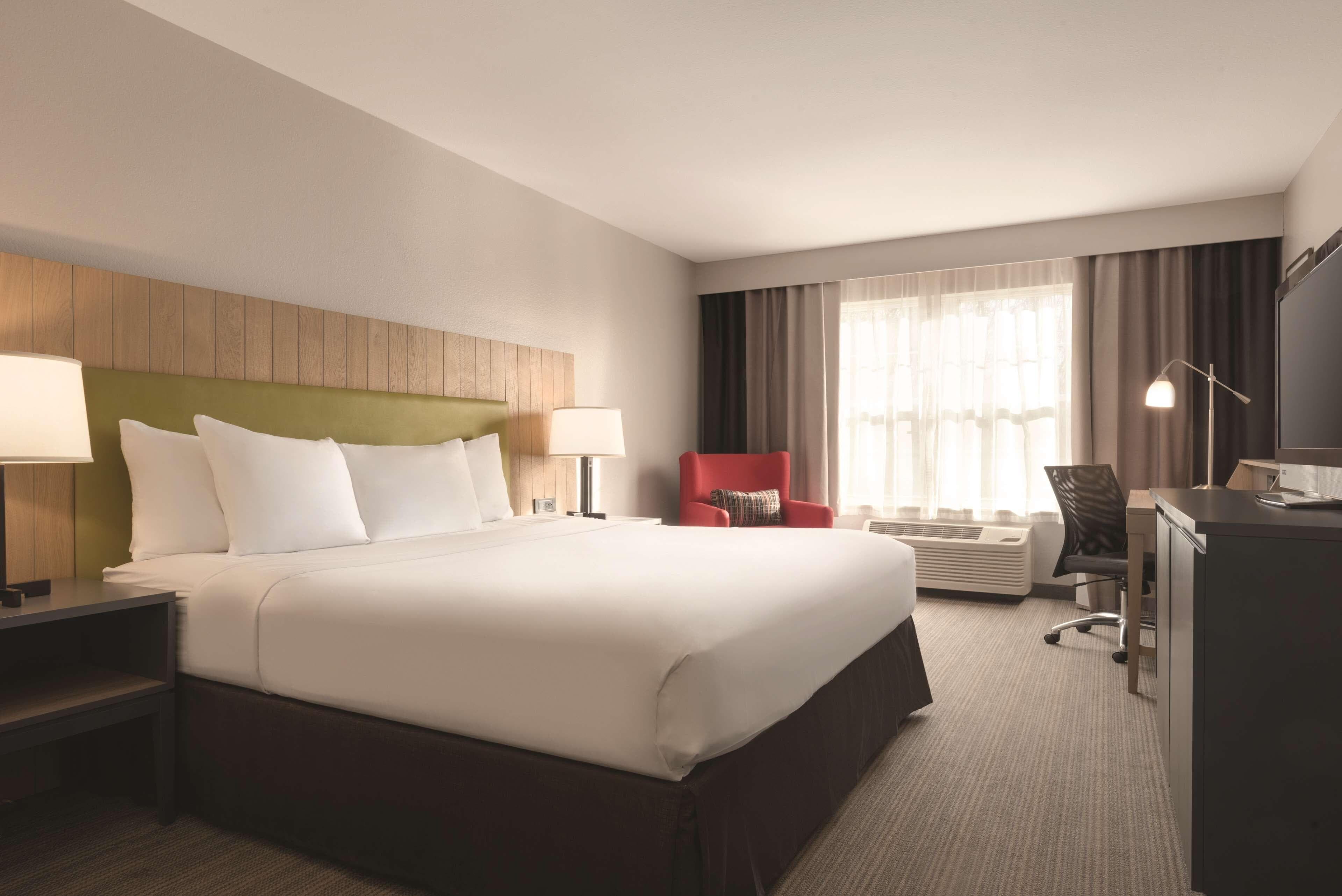 Country Inn & Suites by Radisson, Germantown, WI - Image 4
