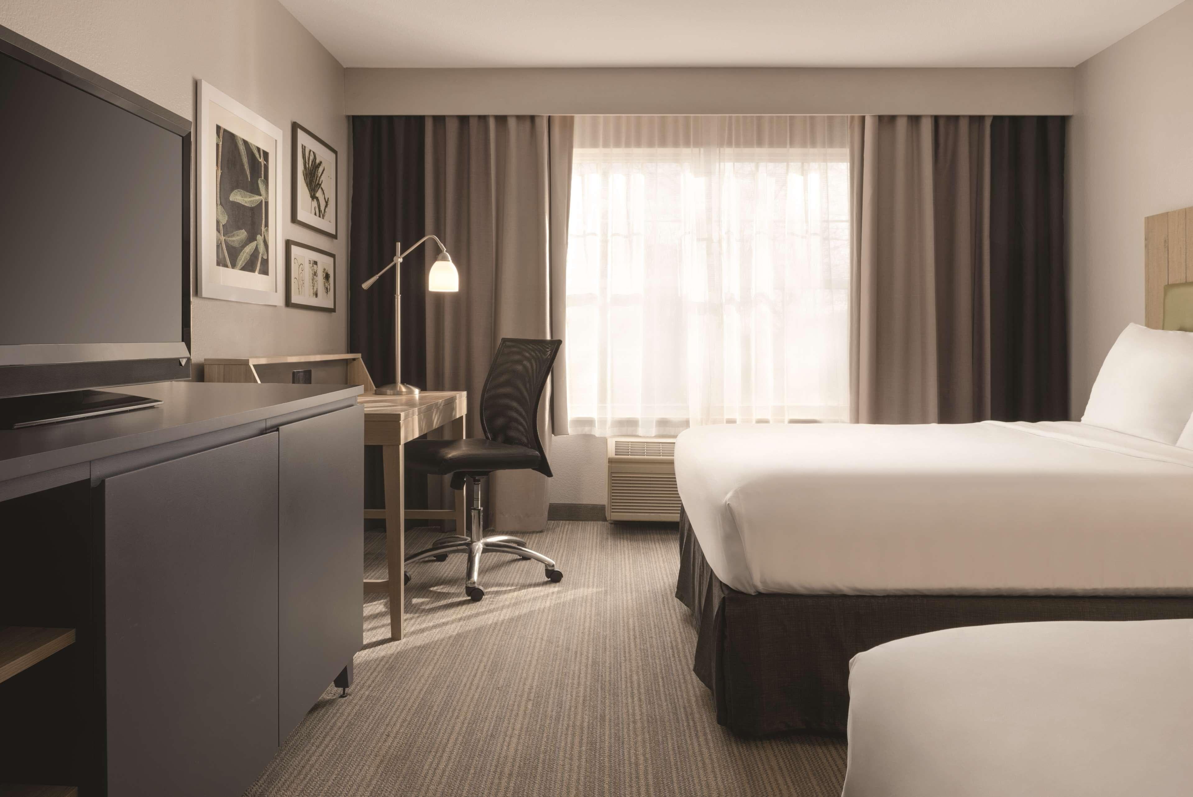 Country Inn & Suites by Radisson, Germantown, WI — 11