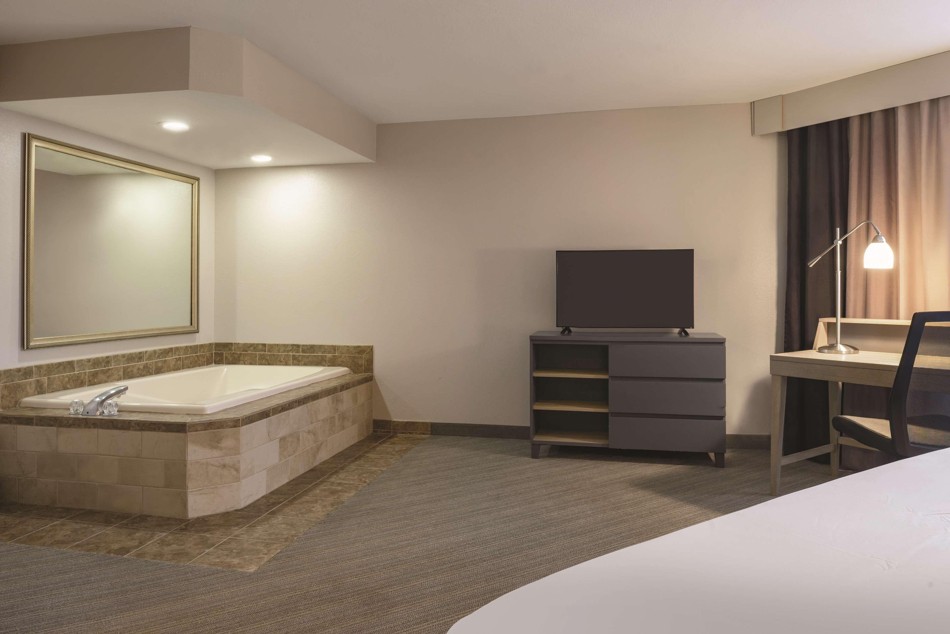 Country Inn & Suites by Radisson, Germantown, WI — 9