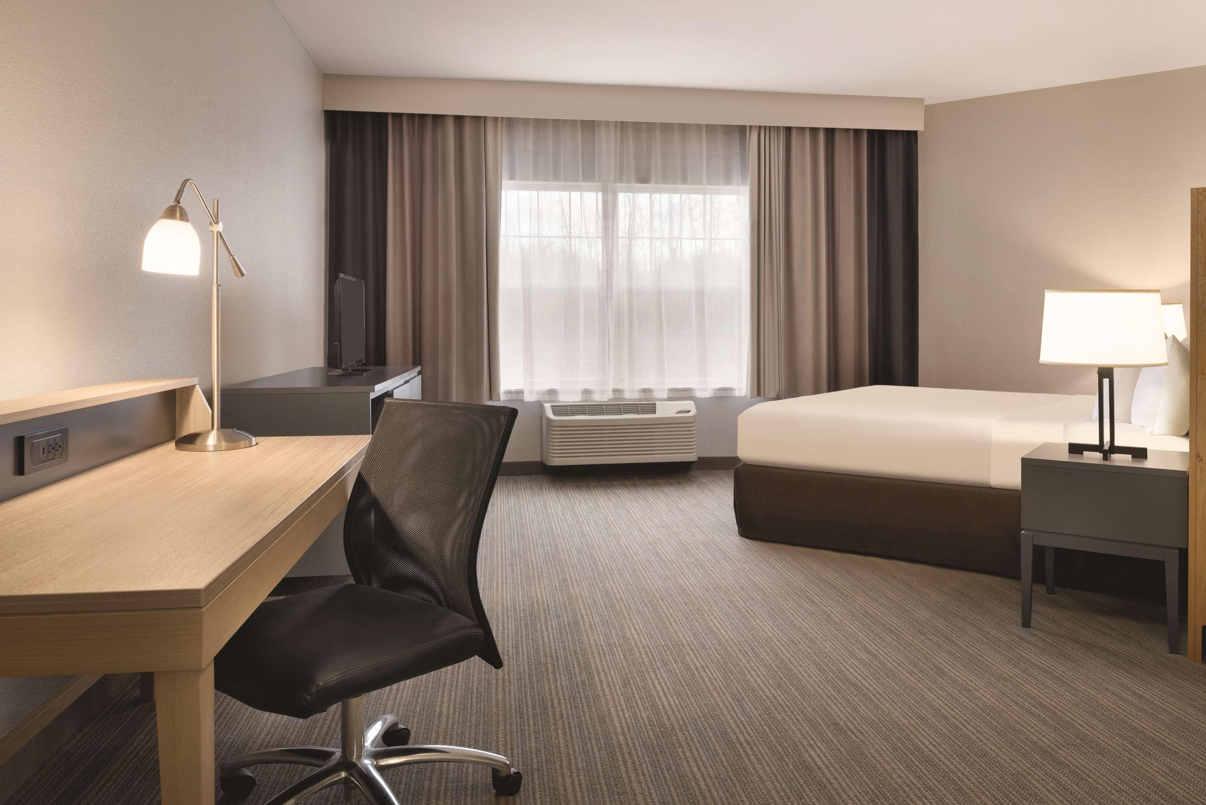 Country Inn & Suites by Radisson, Germantown, WI — 8