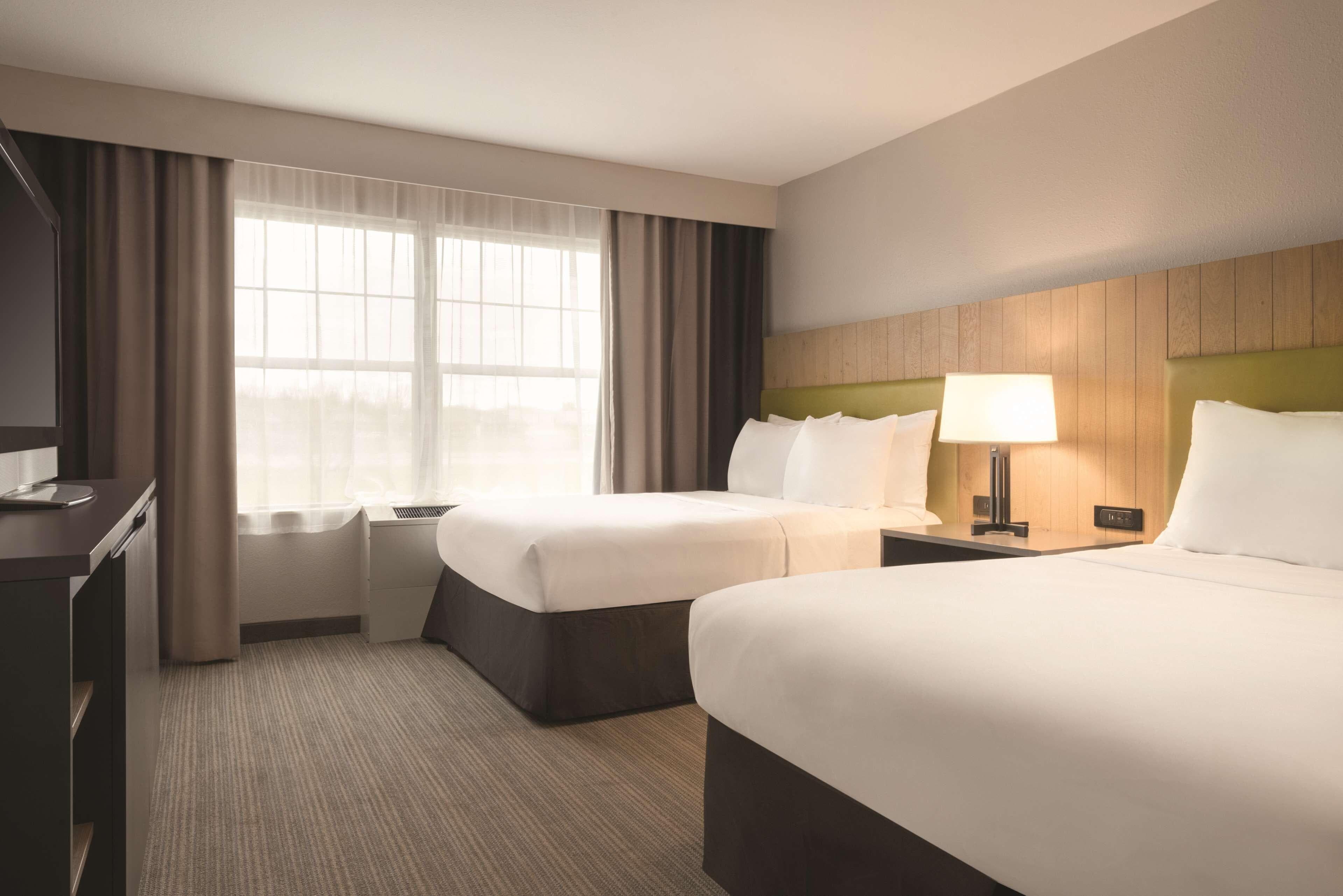 Country Inn & Suites by Radisson, Germantown, WI - Image 2