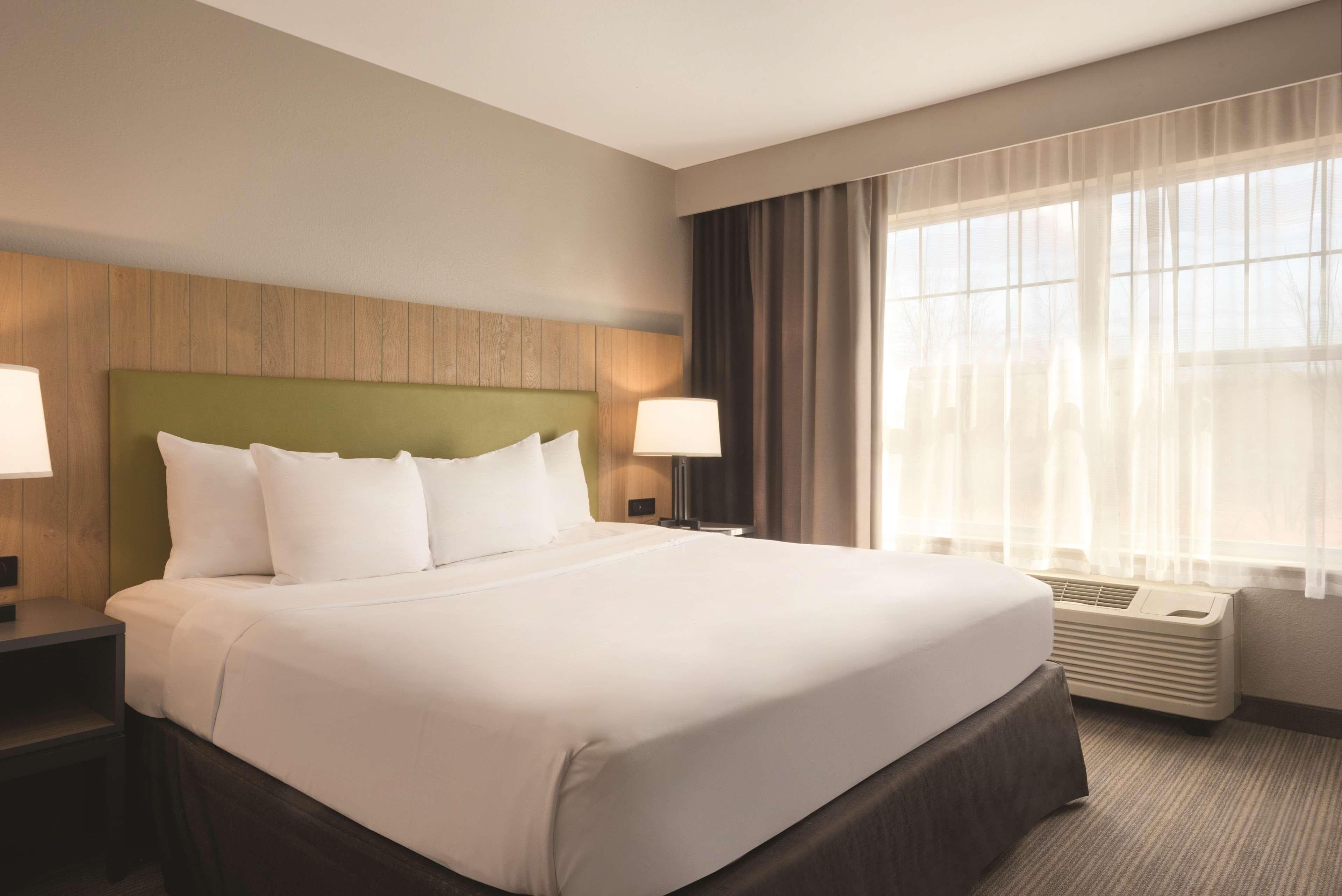 Country Inn & Suites by Radisson, Germantown, WI — 6