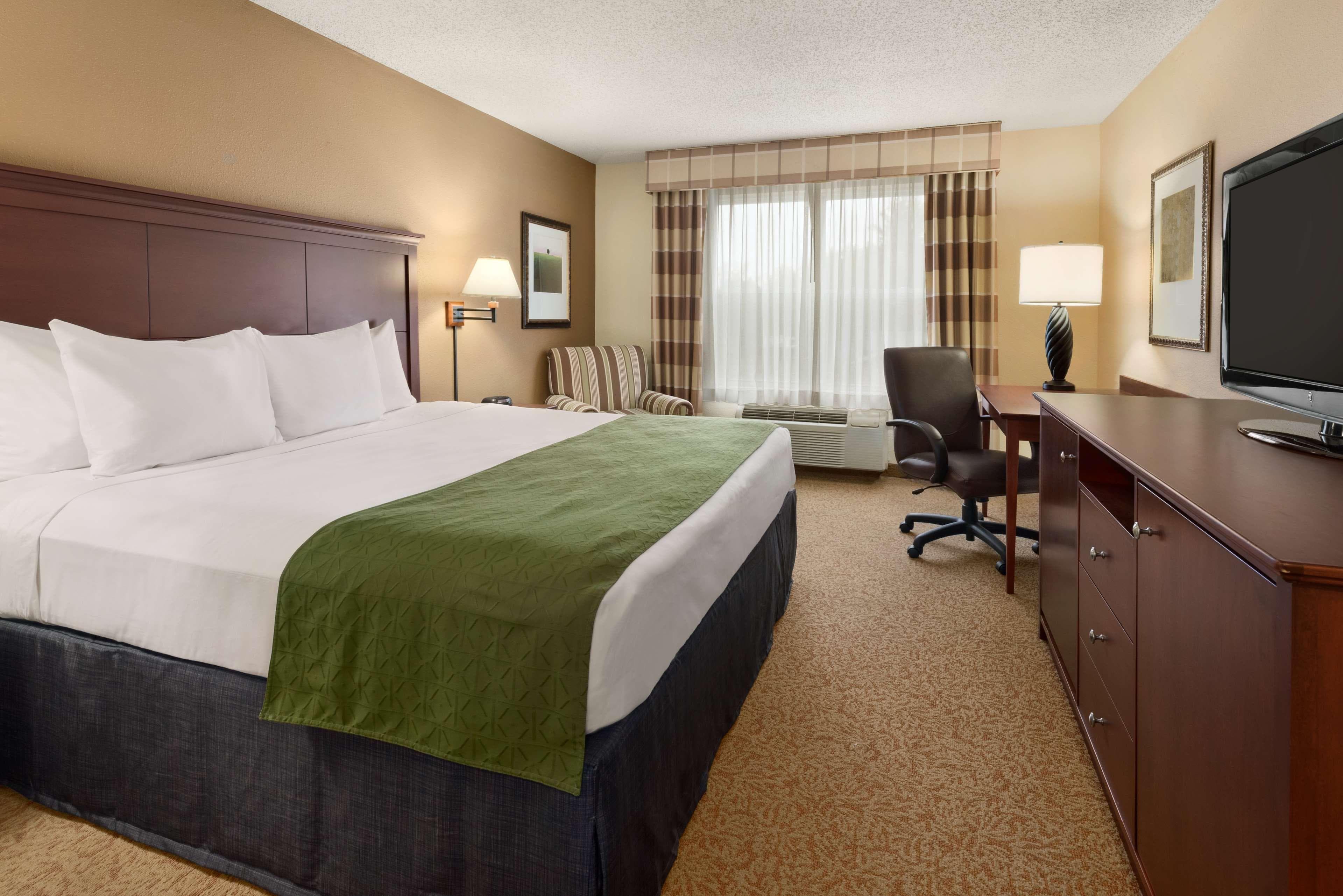 Country Inn & Suites by Radisson, Stevens Point, WI - Image 2
