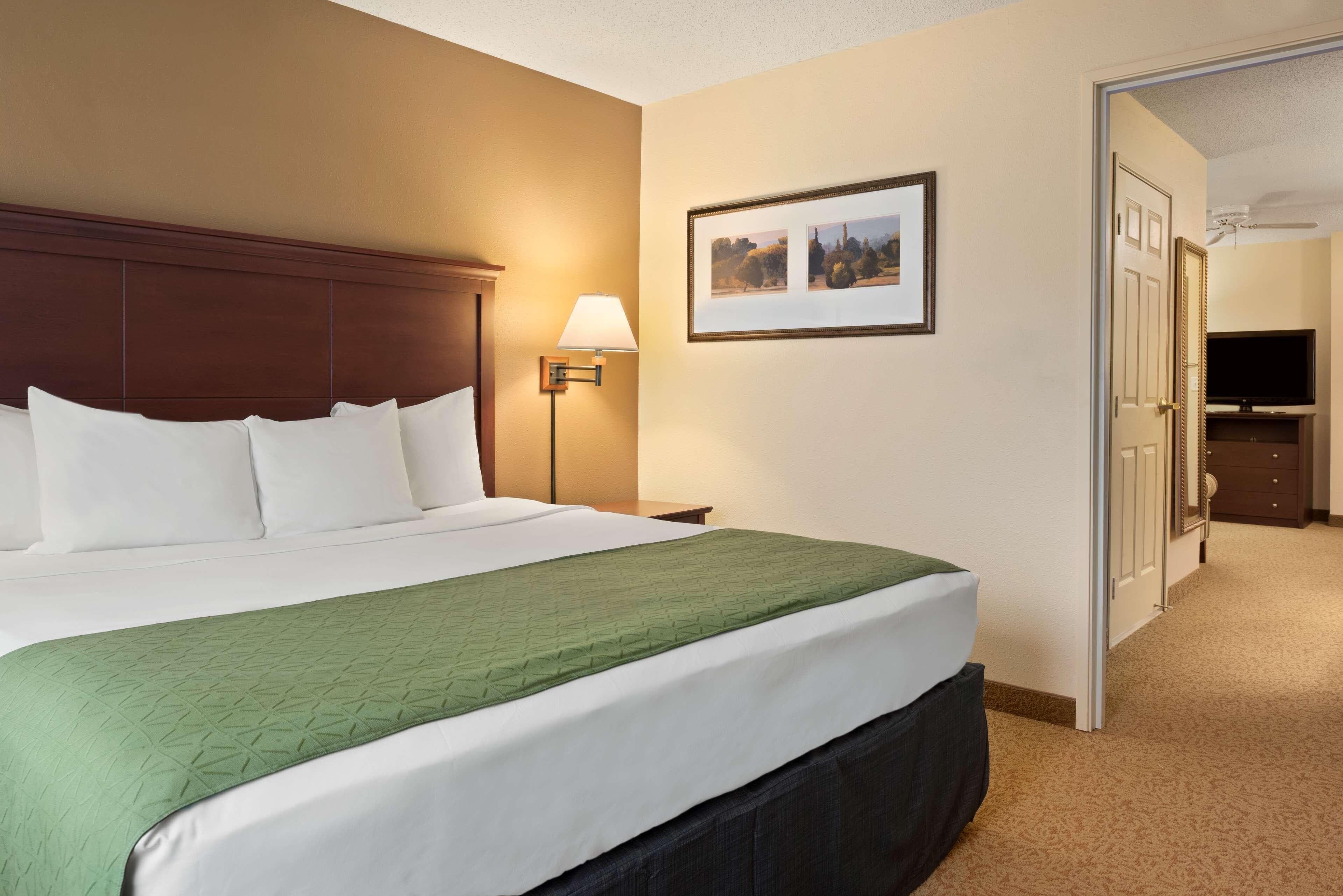 Country Inn & Suites by Radisson, Stevens Point, WI - Image 4