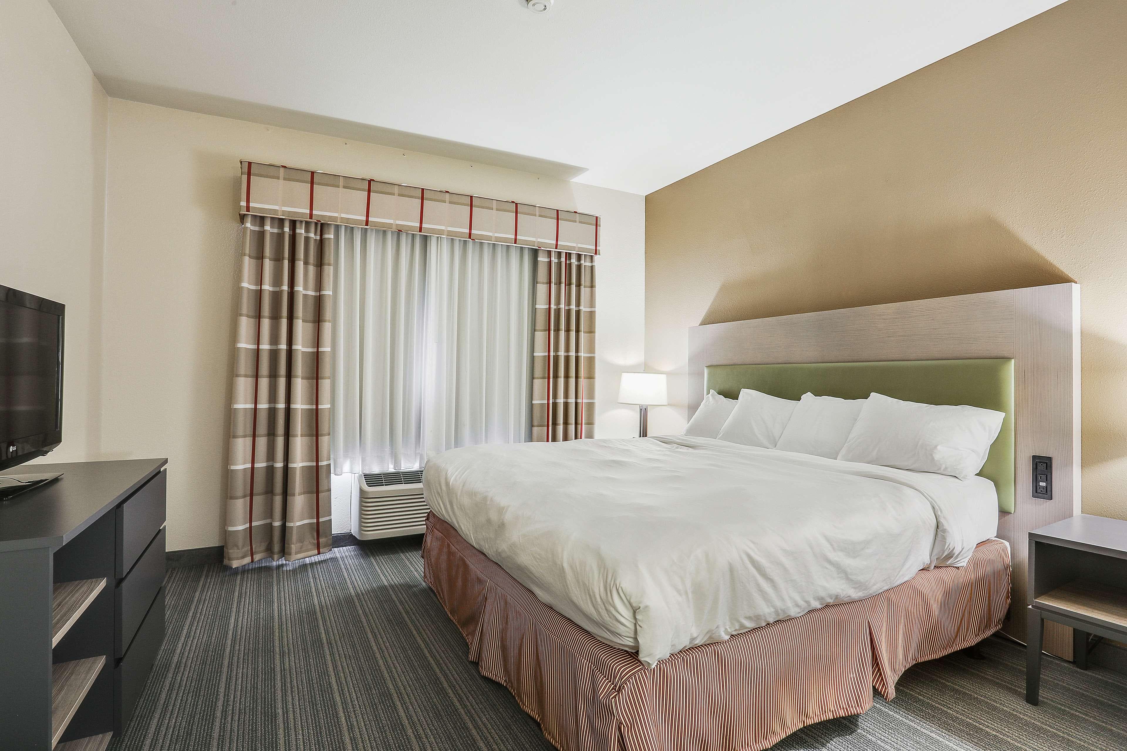 Country Inn & Suites by Radisson, Green Bay, WI - Image 2